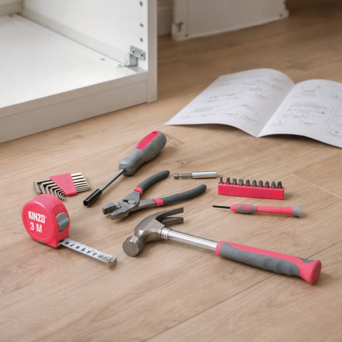 Outils pour assemblage: marteau, pinces, tournevis, mètre, embouts.