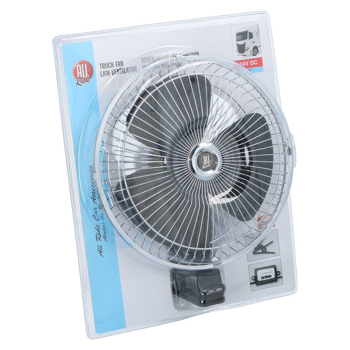 Un ventilateur de camion, argenté avec des pales noires, emballé dans du plastique transparent avec un support en carton bleu et blanc.