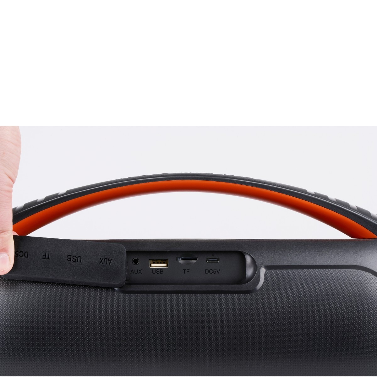 Main tient une couverture noire avec ports : AUX, USB, TF, DC5V.
