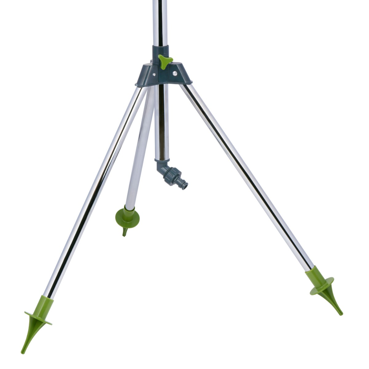 Een metalen sproeierstatief met groene grondspiesen en een wateraansluiting.