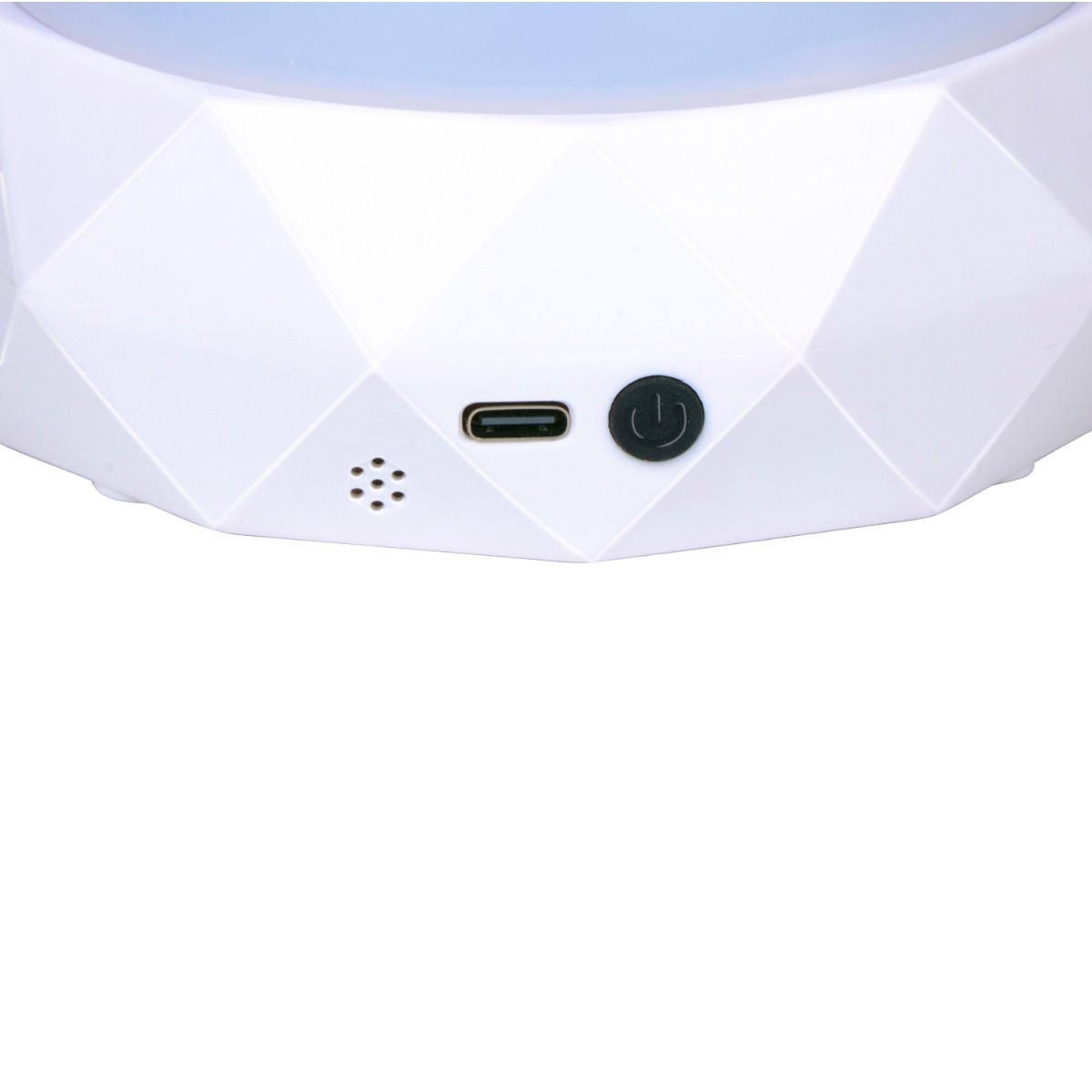 Een wit apparaat met facetachtig oppervlak, USB-C-poort en aan/uit-knop.