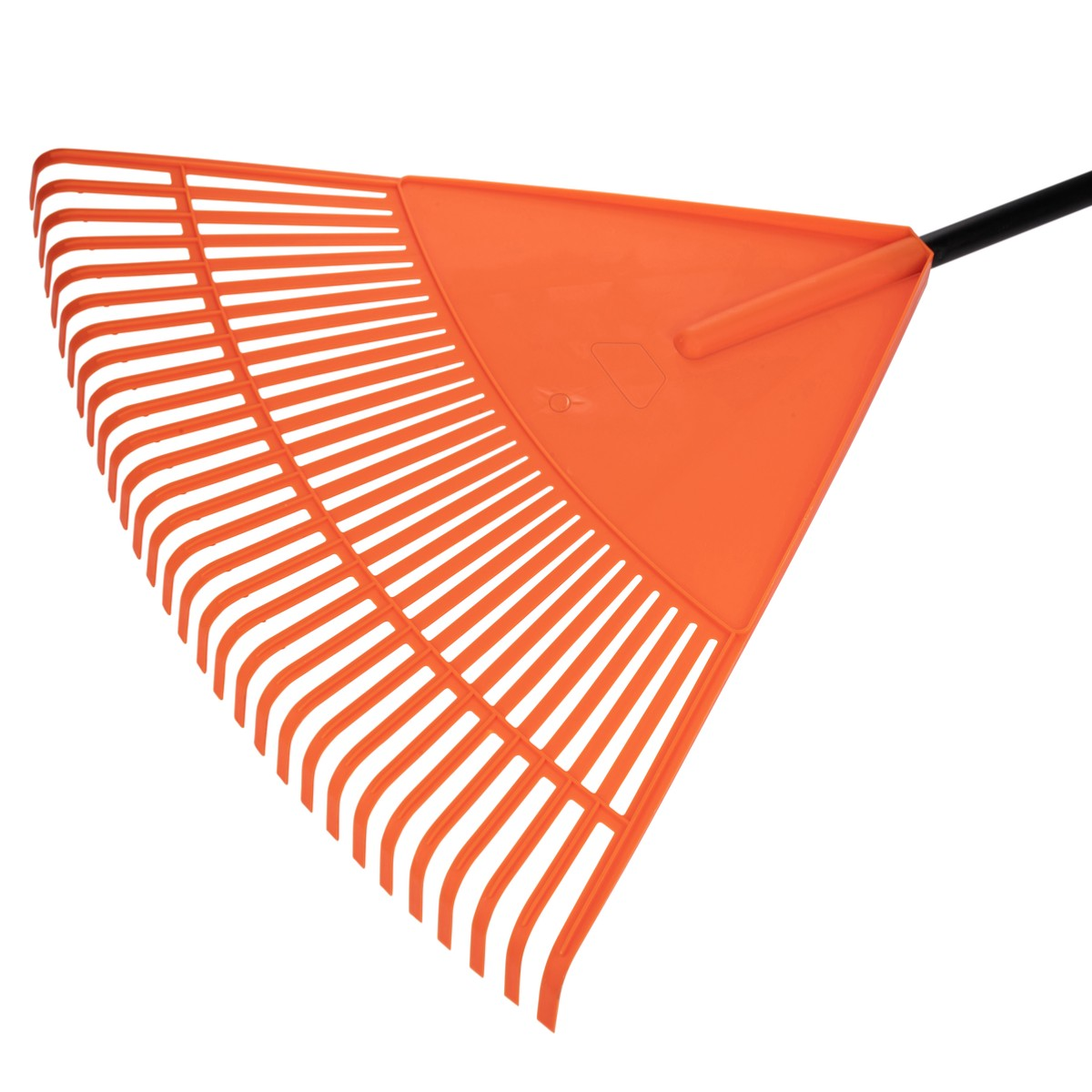 Een oranje bladhark met een zwart handvat, geïsoleerd op een witte achtergrond.