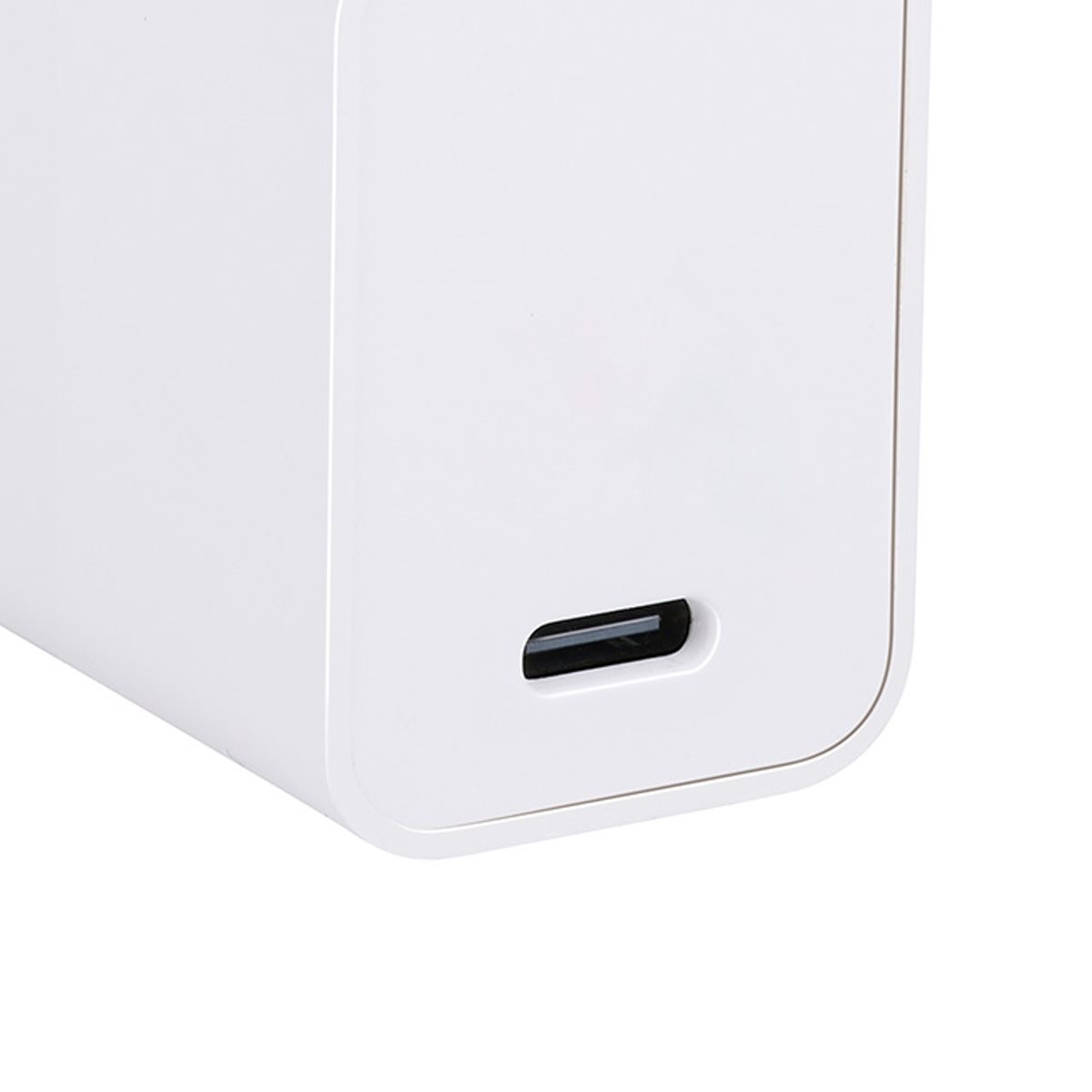 Gros plan d'un port USB-C blanc sur un chargeur.