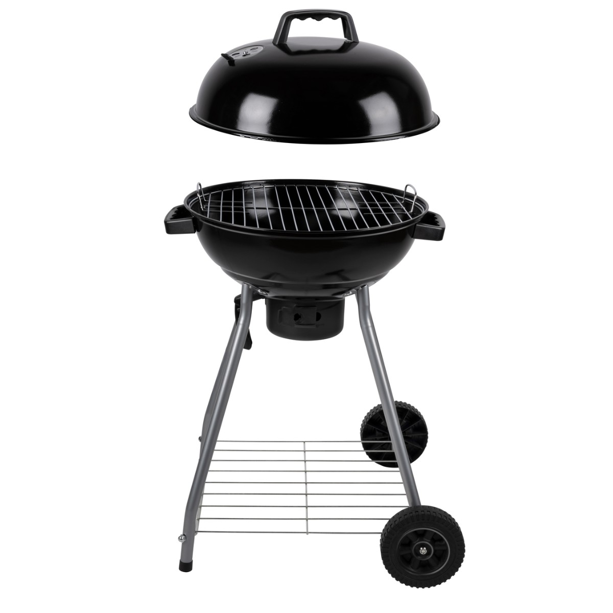 Een zwarte houtskoolgrill met het deksel eraf. Hij heeft een metalen rooster en zilveren poten met wielen.
