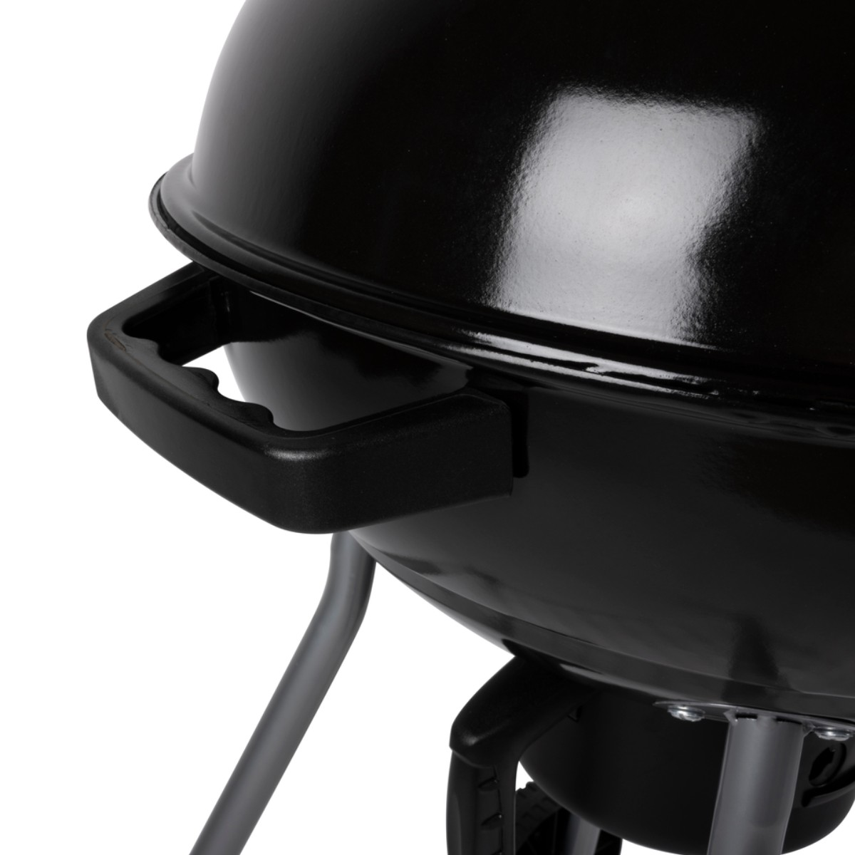 Close-up van een zwarte grill met handvat en poten.