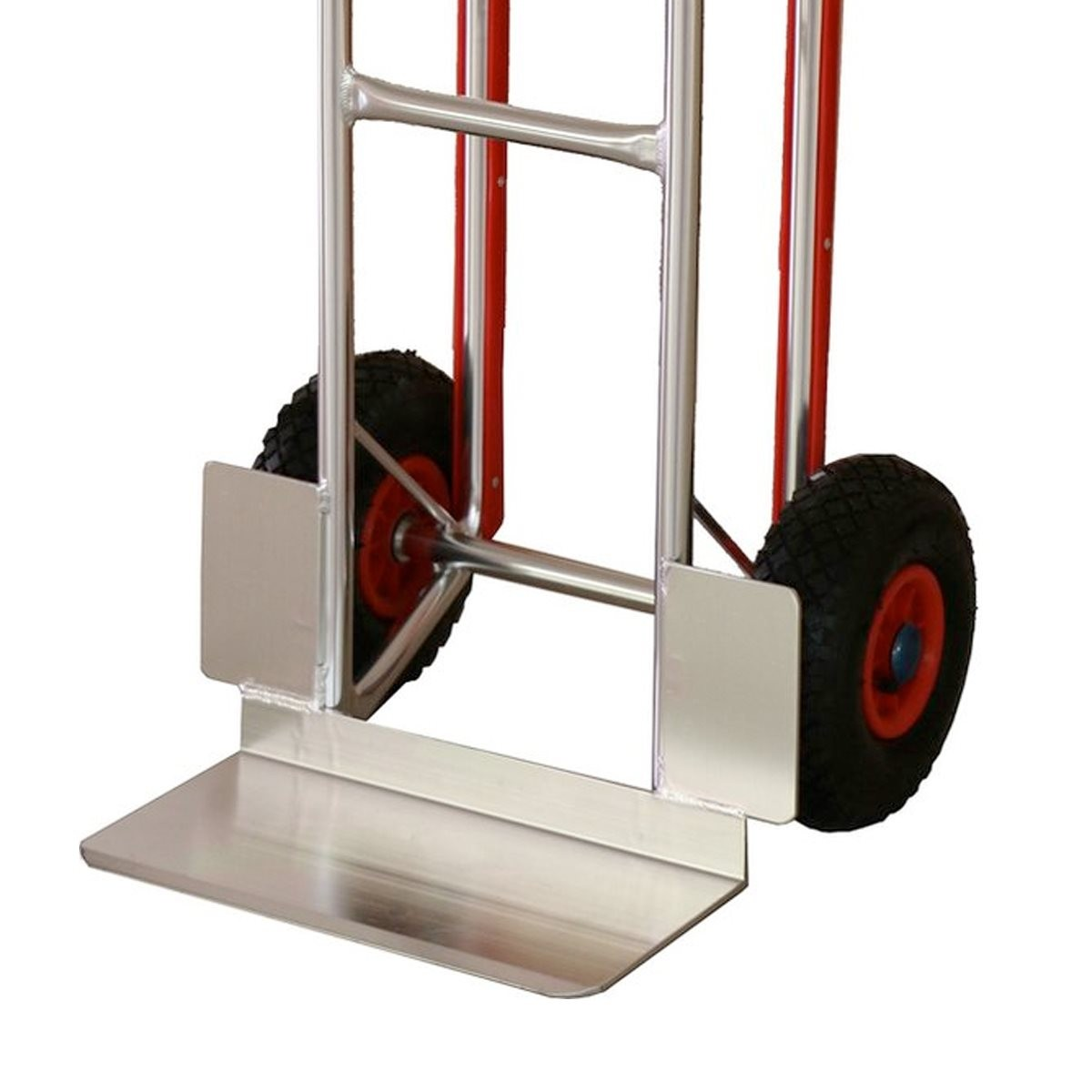 Un cadre de chariot rouge avec deux roues noires et une plaque de chargement.