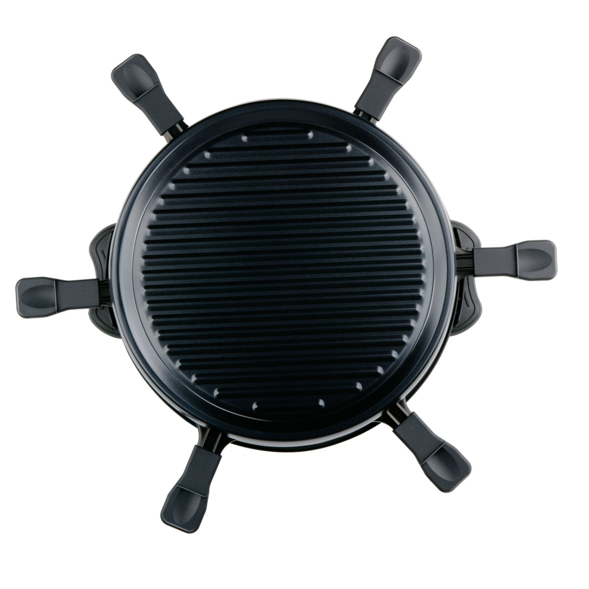 Een ronde, zwarte raclette grill met vier handvatten, van bovenaf gezien.