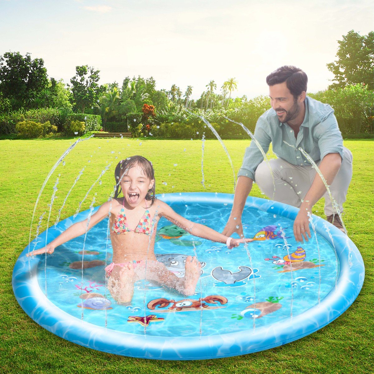 Un homme regarde une petite fille rire dans une piscine gonflable bleue avec des jets d'eau.