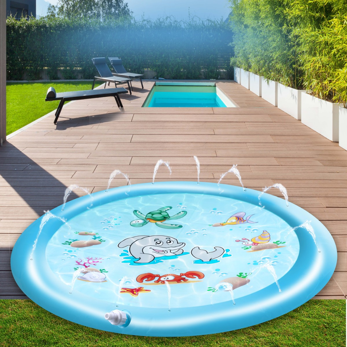 Une piscine à patauger gonflable bleue avec des créatures marines, projetant de l'eau, sur une terrasse en bois.