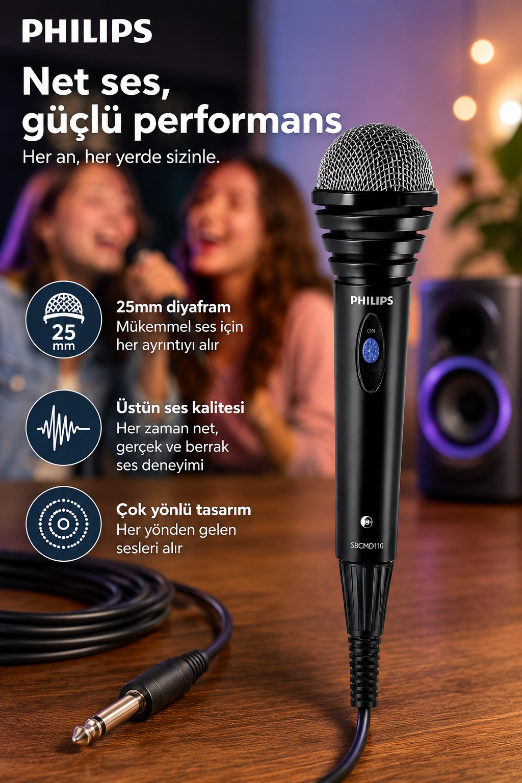 Ahşap bir masada kablolu siyah bir Philips mikrofon.