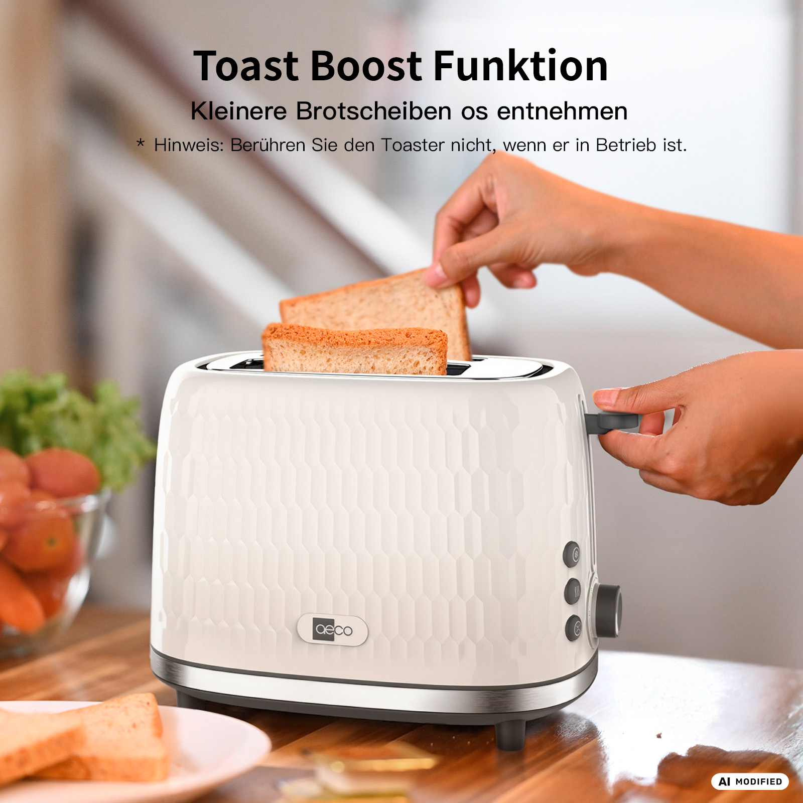 Eine Hand legt Toastbrot in einen weißen Toaster. Im Hintergrund sind Tomaten und Salat.