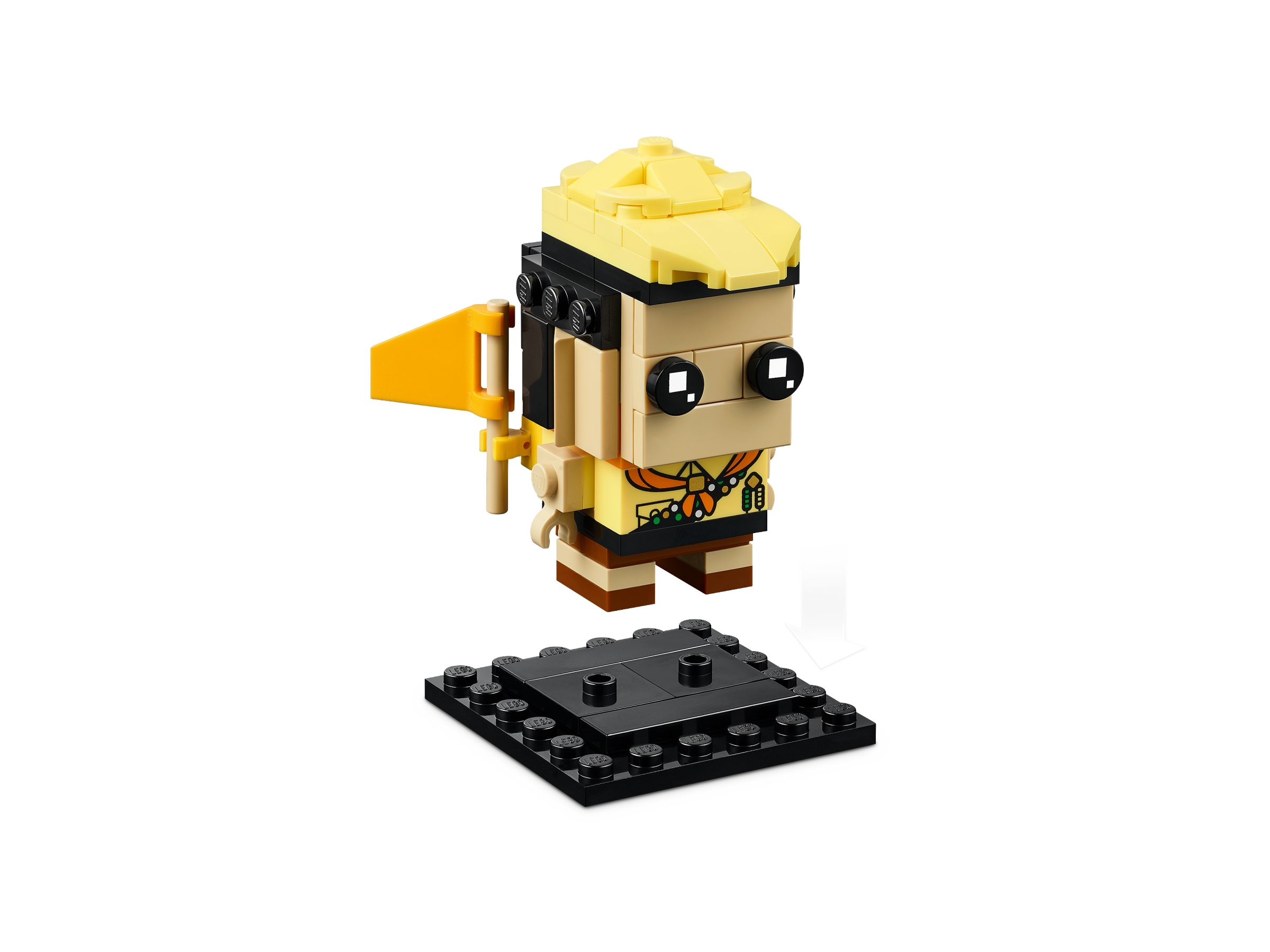 Sarı şapkalı ve turuncu-sarı bayraklı Lego izci figürü, siyah taban üzerinde.
