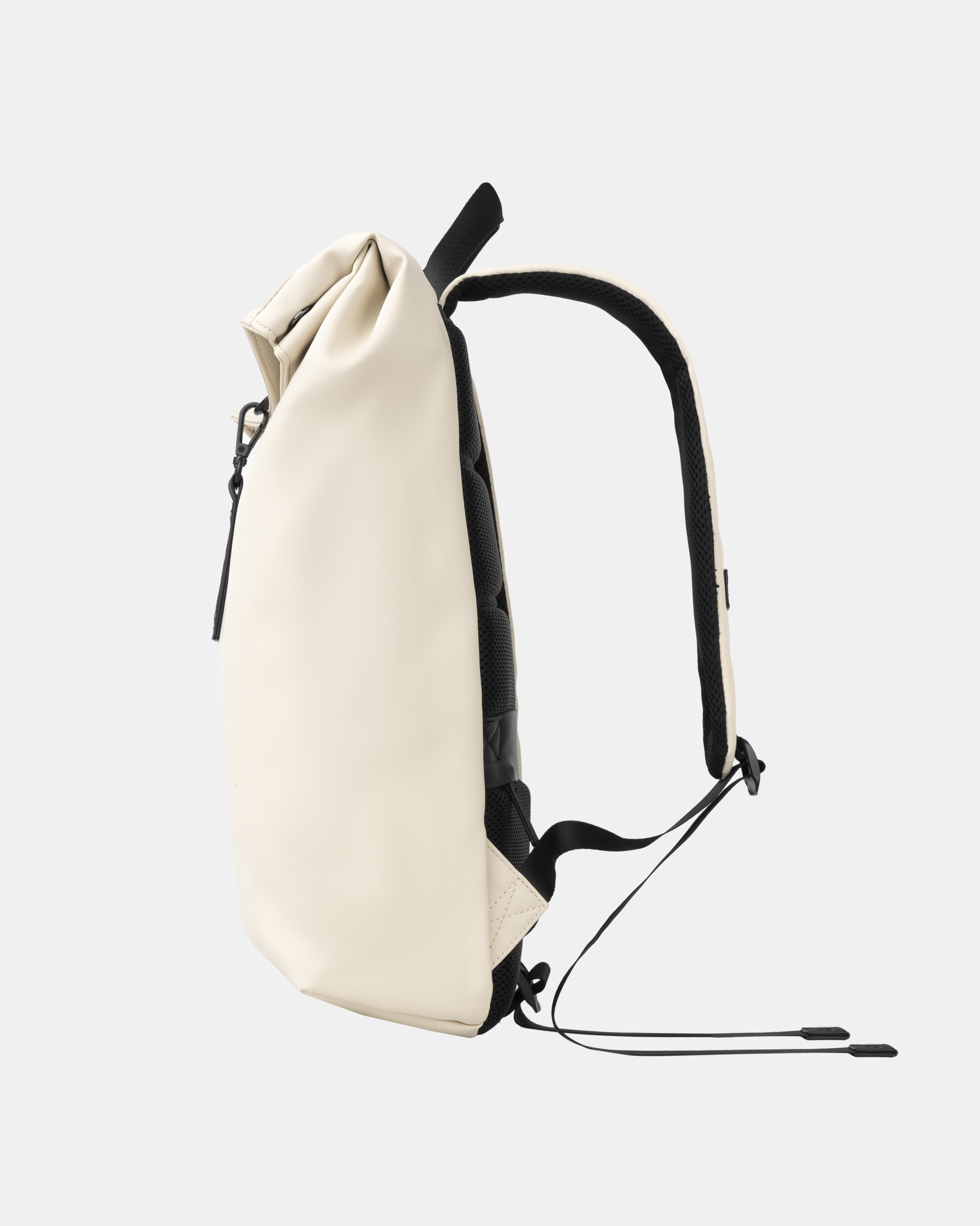 Zaino rolltop color crema con spallacci e zip neri.