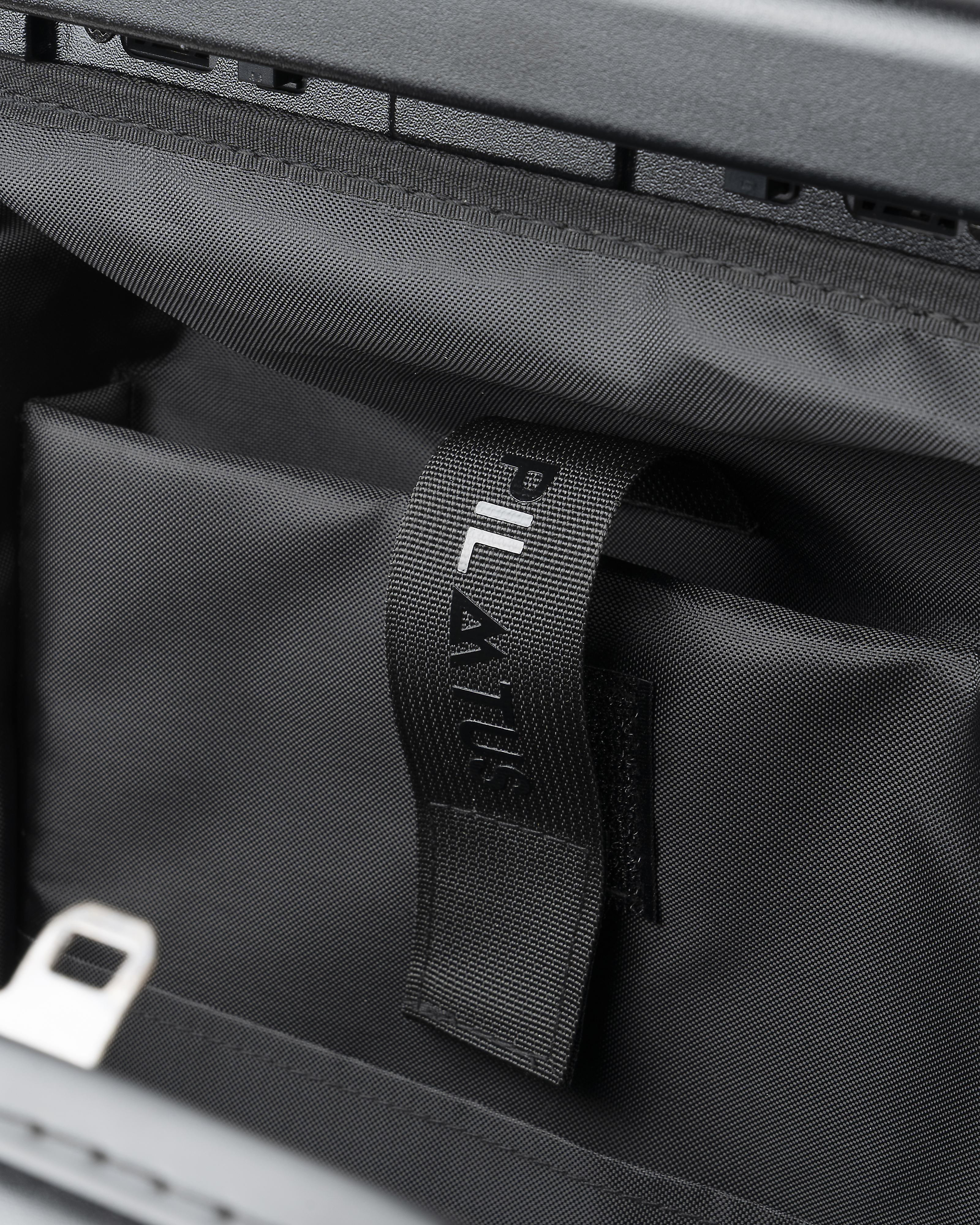 Borsa in tessuto nero con stampa "BILLABONG" su un cinturino.