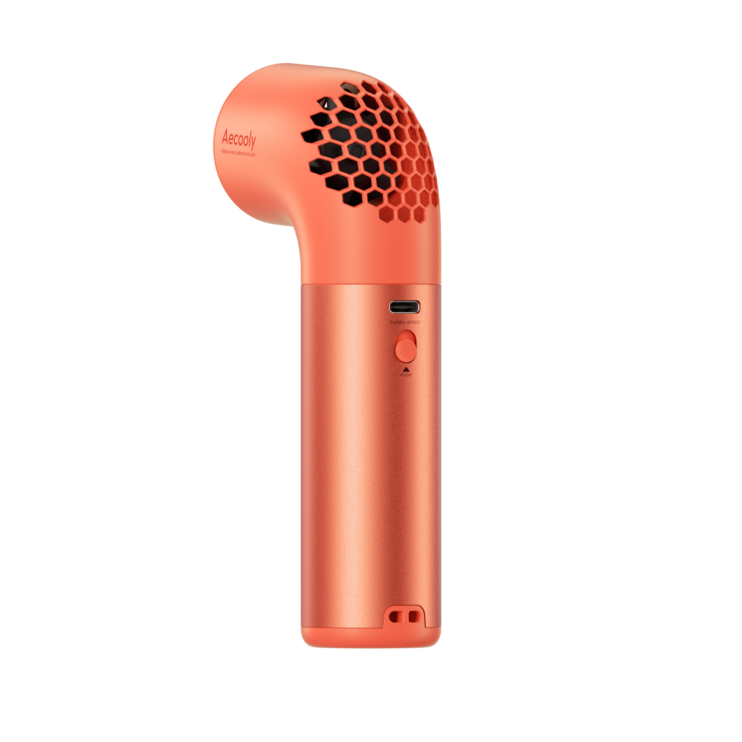 Un elegante ventilatore portatile color corallo con griglia a nido d'ape e pulsante di accensione, isolato su sfondo bianco.