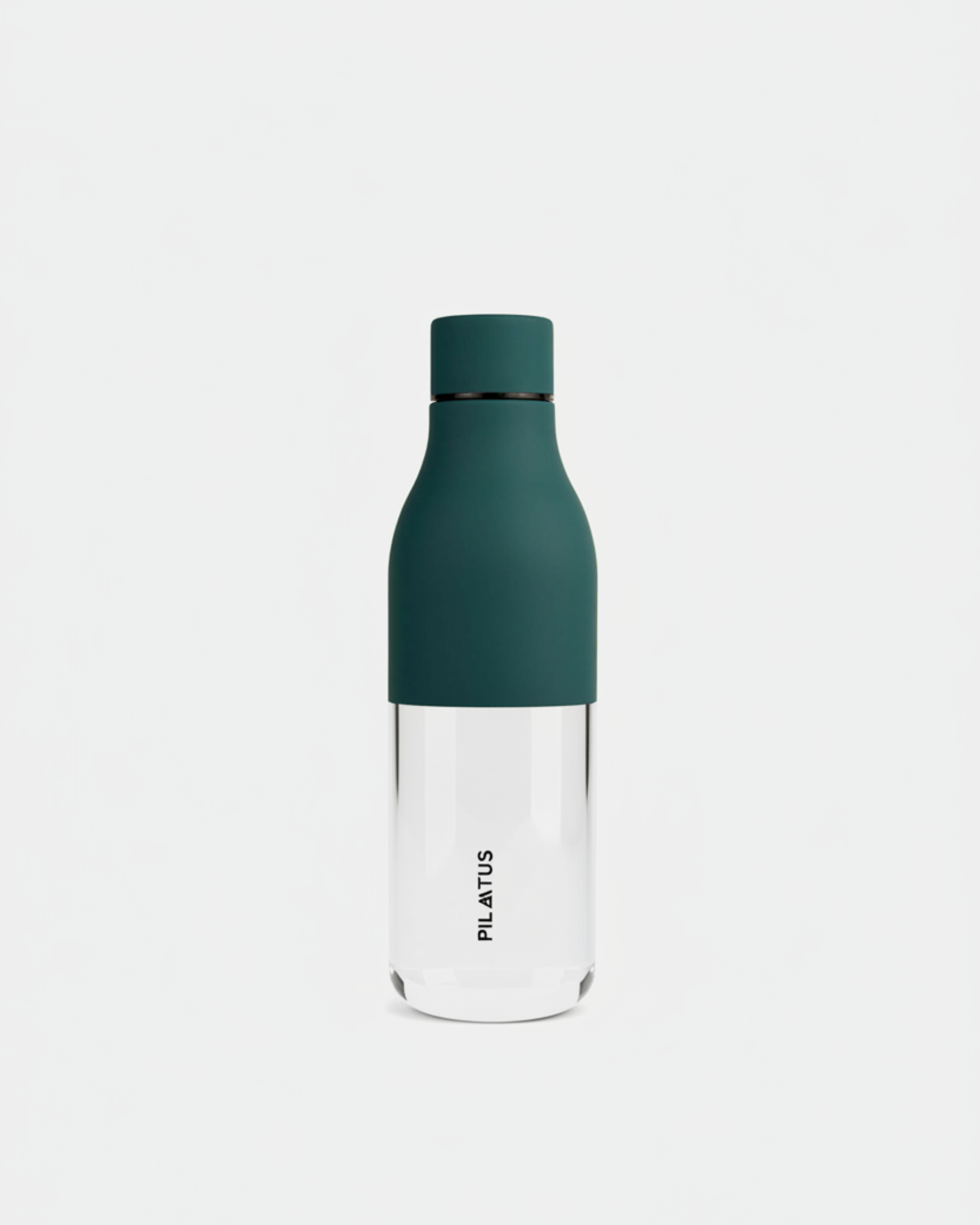 Una borraccia verde in vetro con tappo nero su sfondo bianco.
