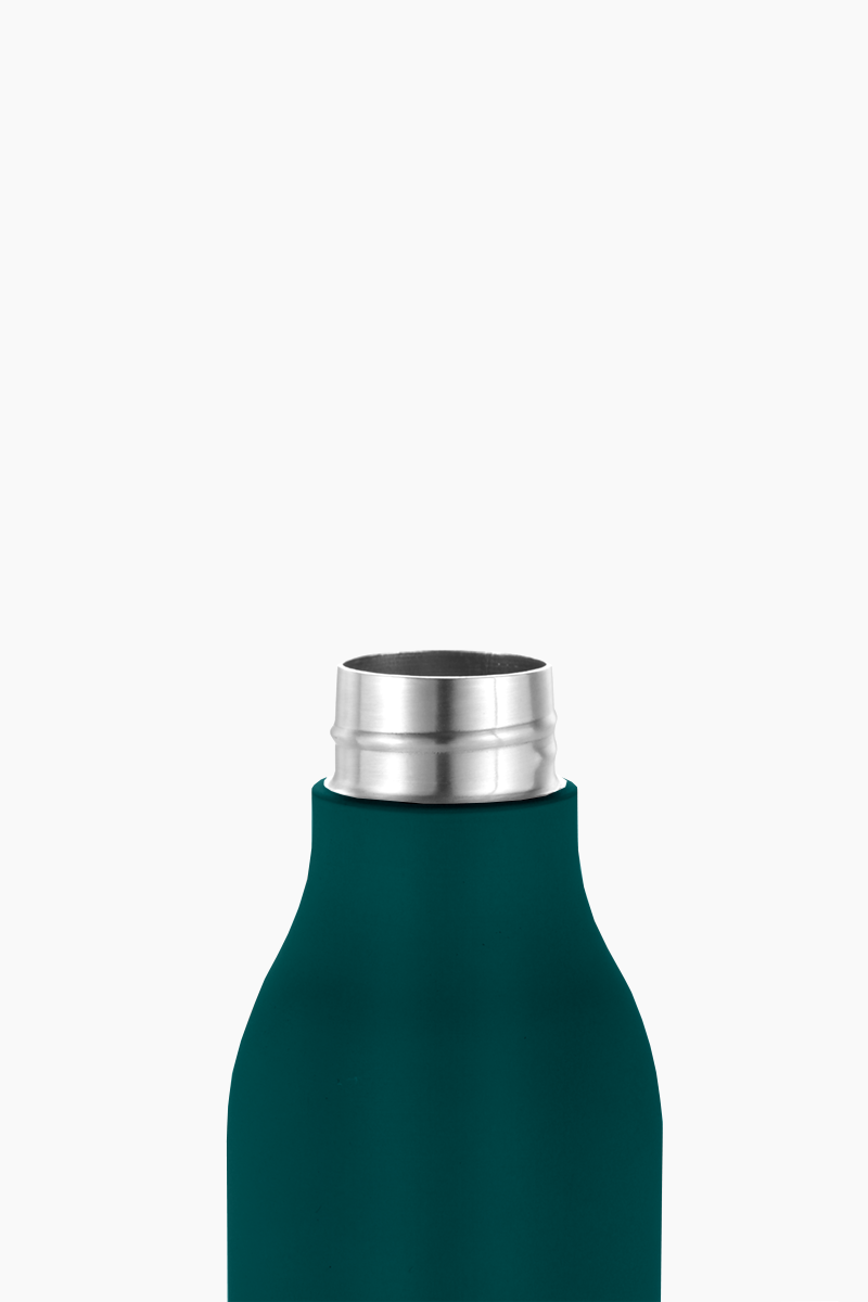 Primi piani di una borraccia verde acqua con tappo in metallo argentato.