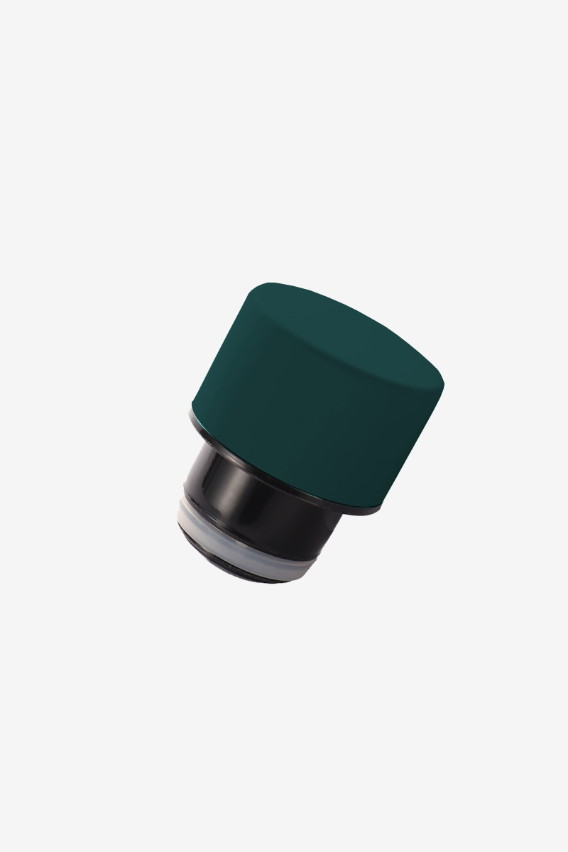 Tappo bottiglia verde scuro con inserto nero e anello di tenuta bianco.