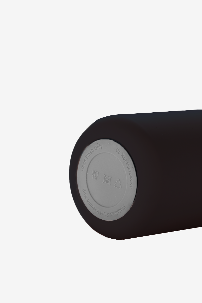 Fondo di una tazza termica nera con istruzioni.