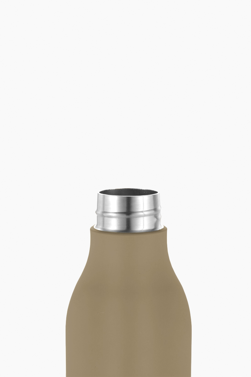 Primo piano di una bottiglia marrone chiaro con tappo a vite metallico argentato, su uno sfondo bianco semplice.