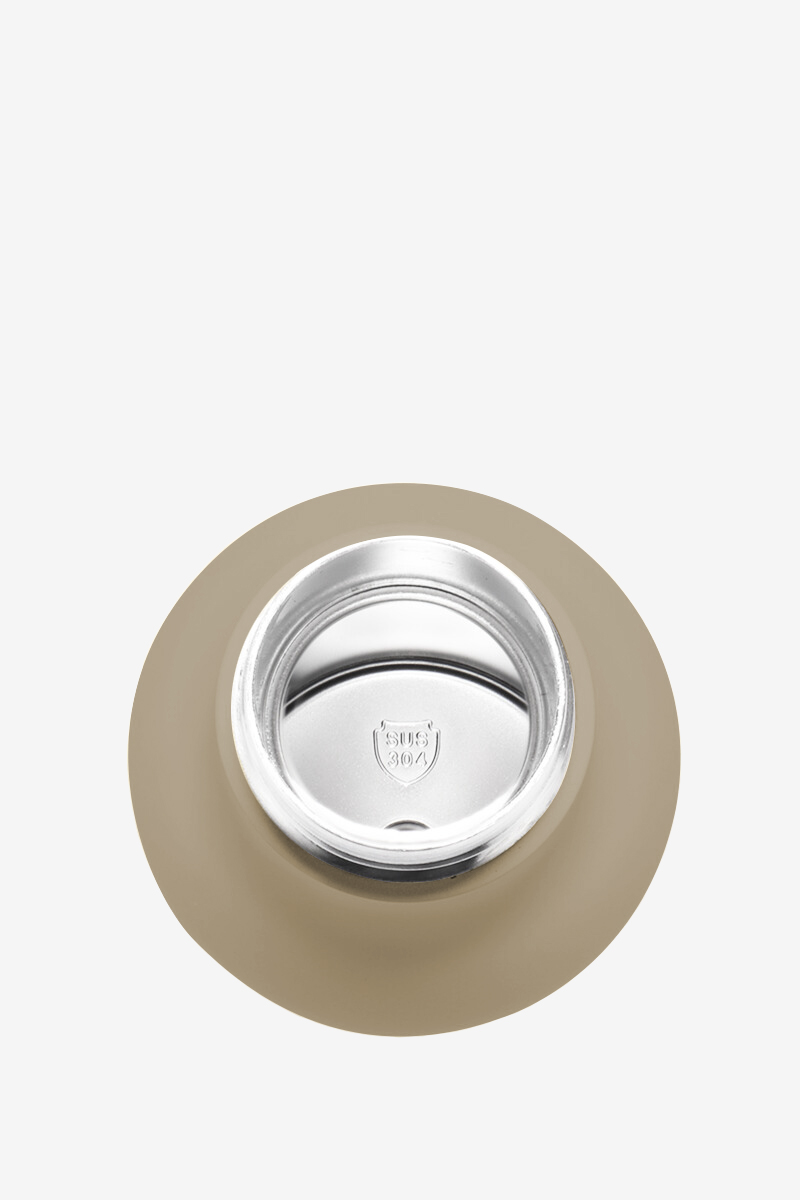 Una bottiglia beige con coperchio argentato, inciso SUS 304.