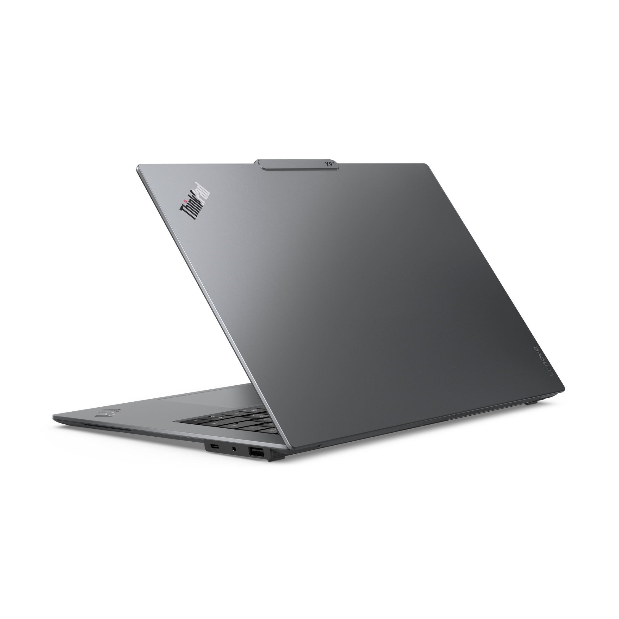 Een grijze Lenovo ThinkPad laptop wordt van achteren getoond, met het scherm licht geopend.