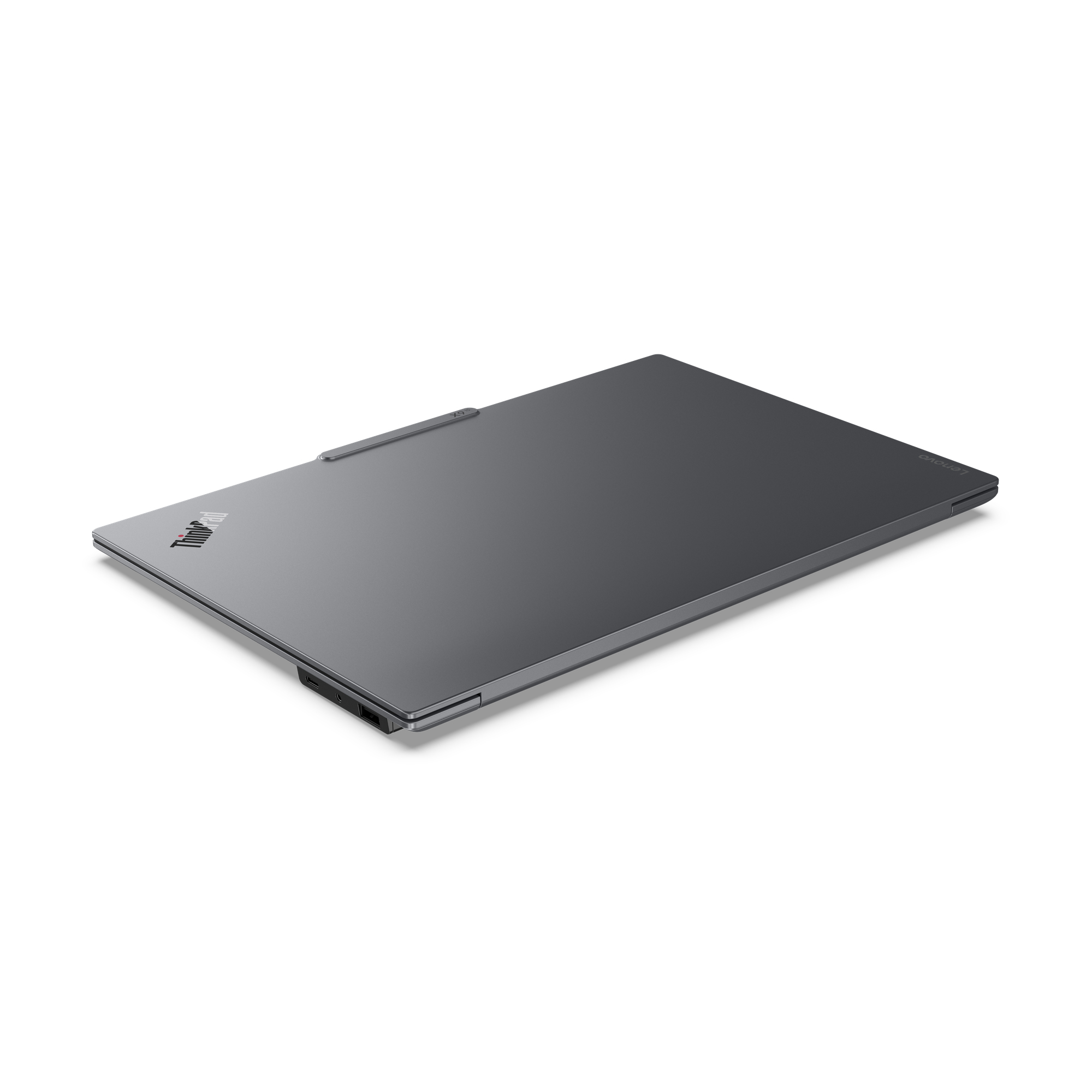 Een gesloten, donkere laptop met ThinkPad en Lenovo logo's op een witte achtergrond.