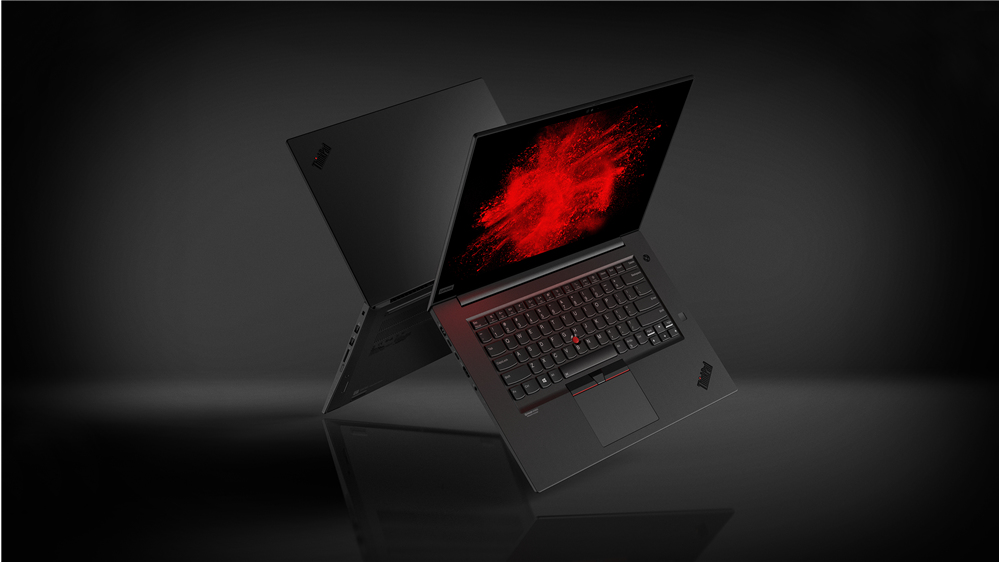 Twee zwarte laptops naast elkaar, één open met rode rook op het scherm.