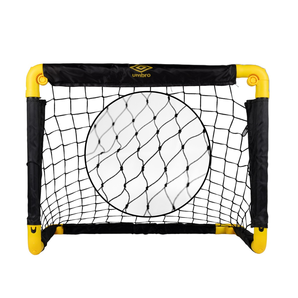 Ein tragbares Fußballtor in Schwarz und Gelb mit Netz und Umbro-Logo.