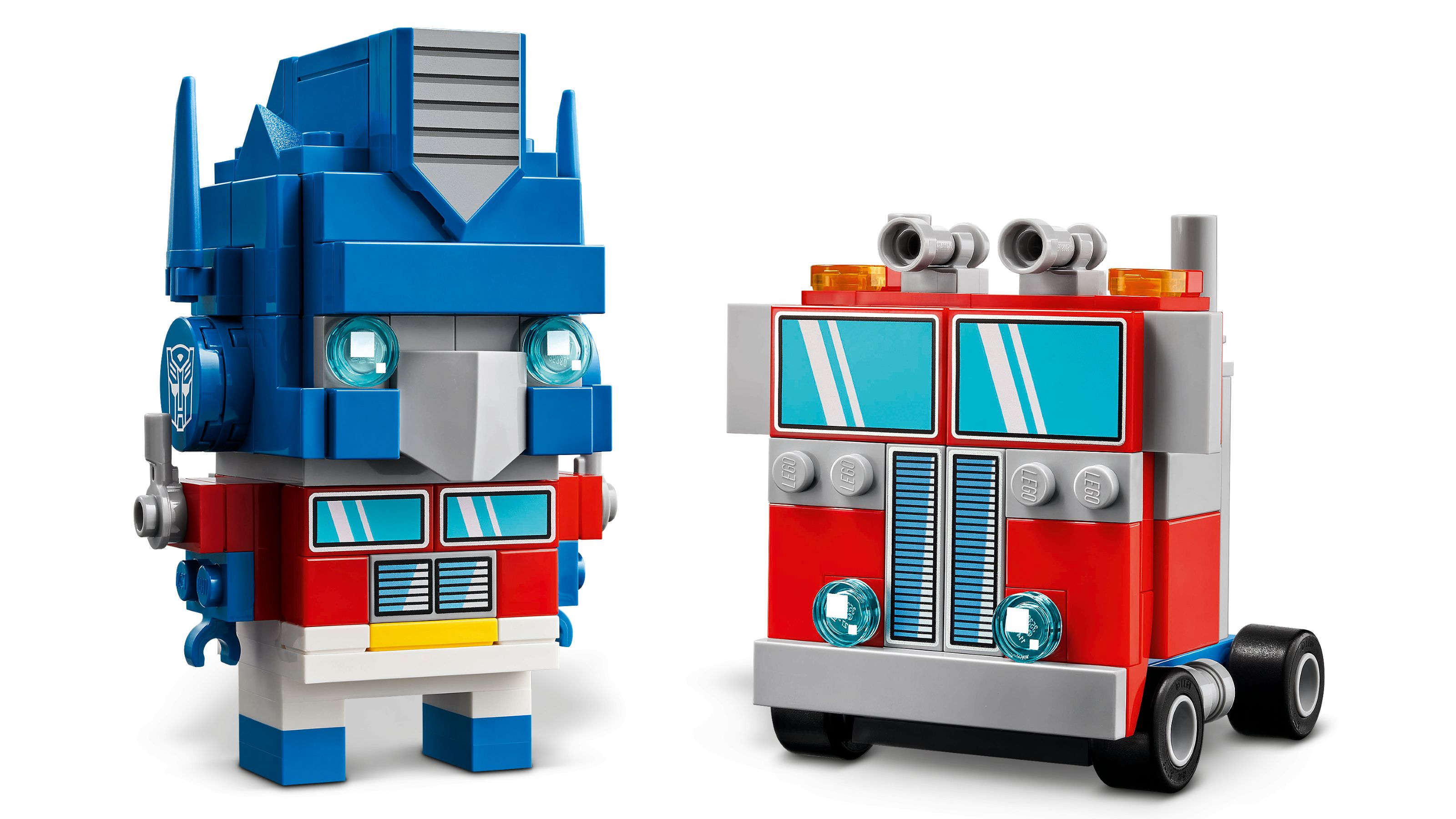 İki LEGO figürü: mavi ve kırmızı robot ve kırmızı kamyon.