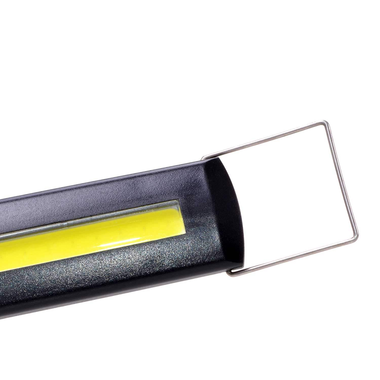 Ein schwarzer LED-Streifen mit einer gelben Leuchtfläche und einem silbernen Metallbügel.