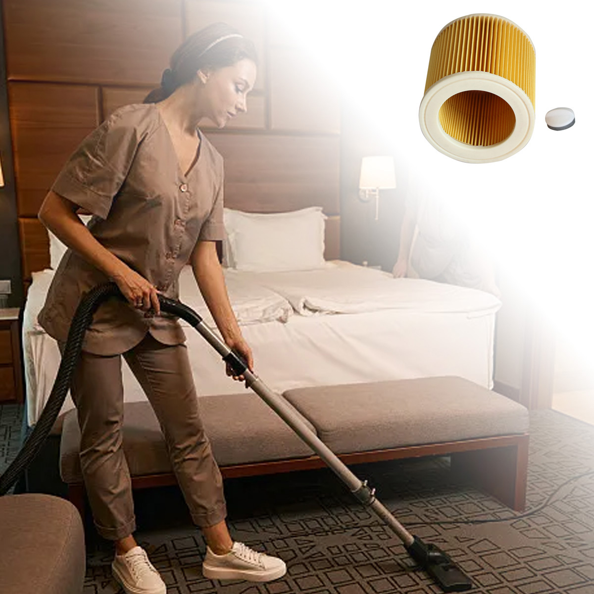 Eine Zimmermädchen saugt ein Hotelzimmer. Oben rechts ist ein gelber Luftfilter.