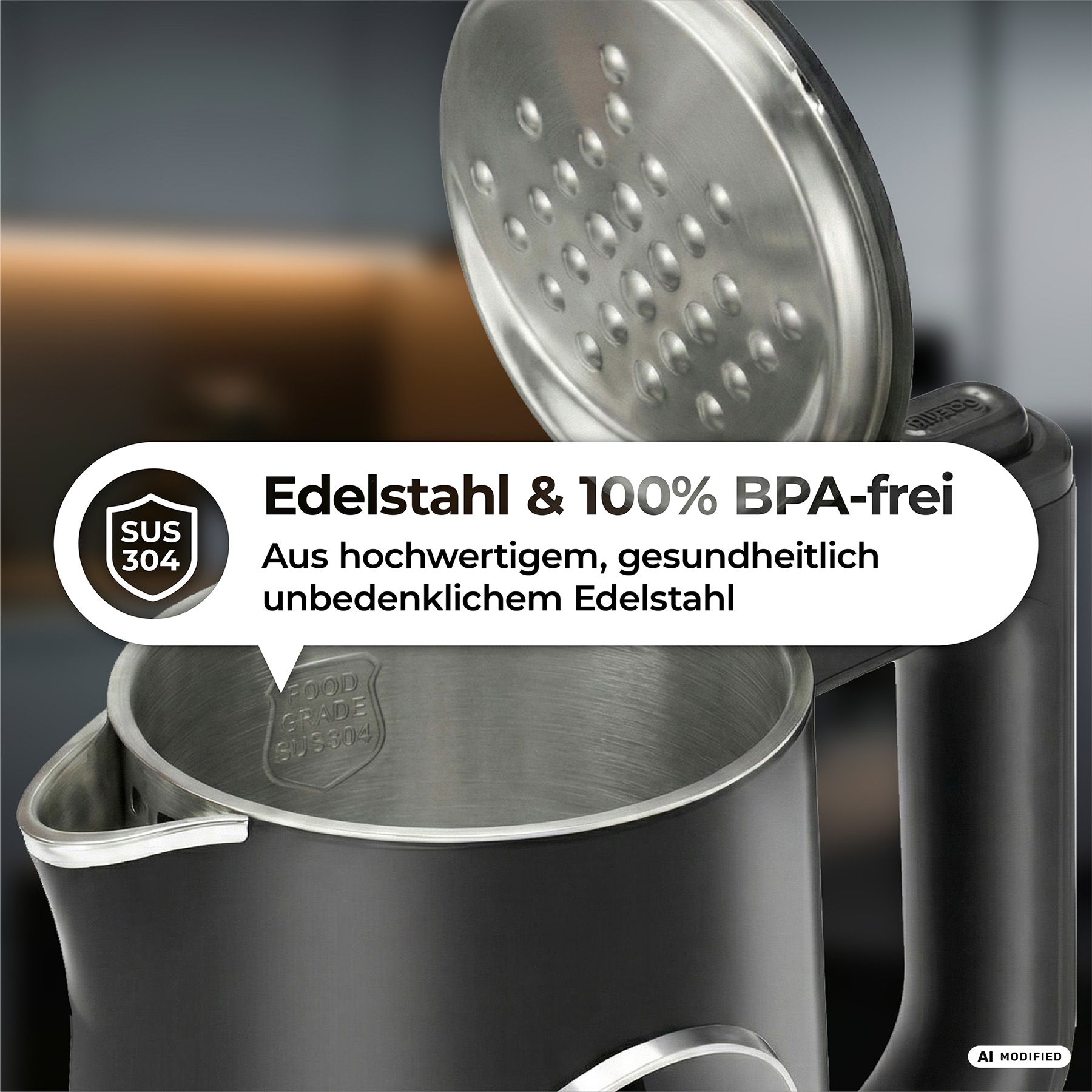 Eine Nahaufnahme eines schwarzen Wasserkochers mit offenem Edelstahldeckel. Der Deckel zeigt ein Lochmuster.