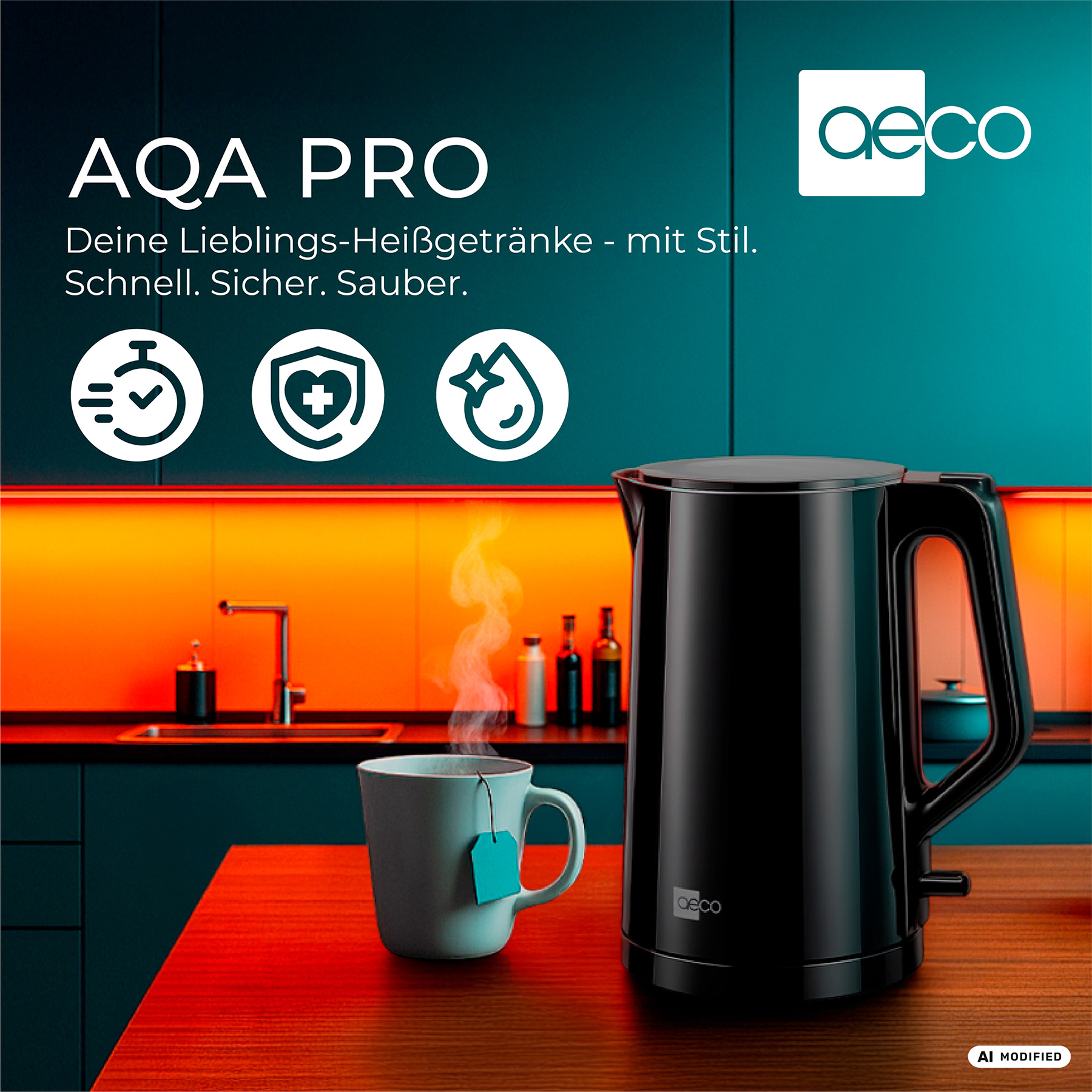 Schwarzer Wasserkocher mit Tasse Tee auf Holztisch, Küche mit orangenem Licht.