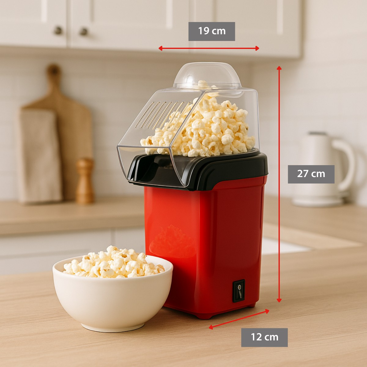 Rode popcornmachine gevuld met popcorn, afmetingen 19x12x27 cm.