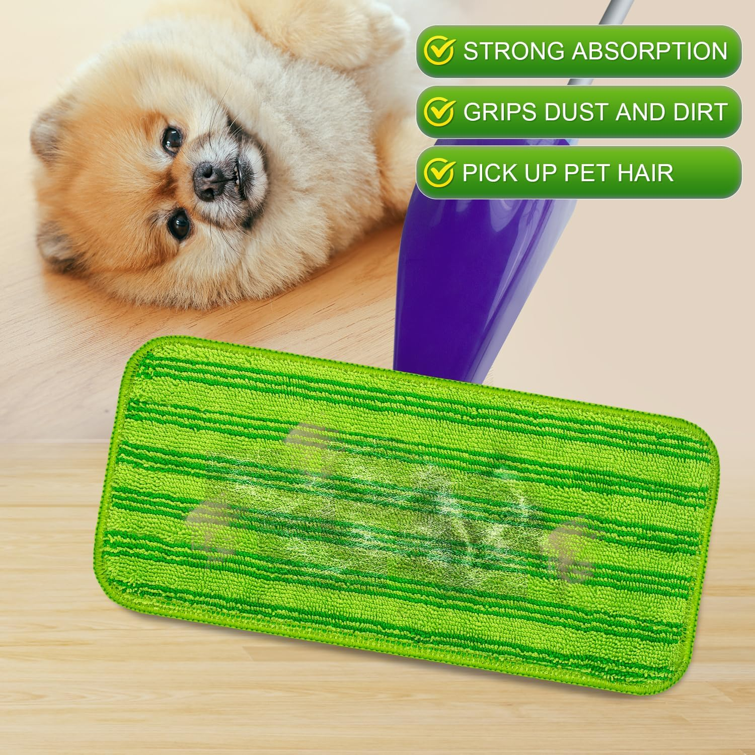 Ein Pomeranian-Welpe liegt auf dem Boden neben einem grünen Wischmoppkopf.