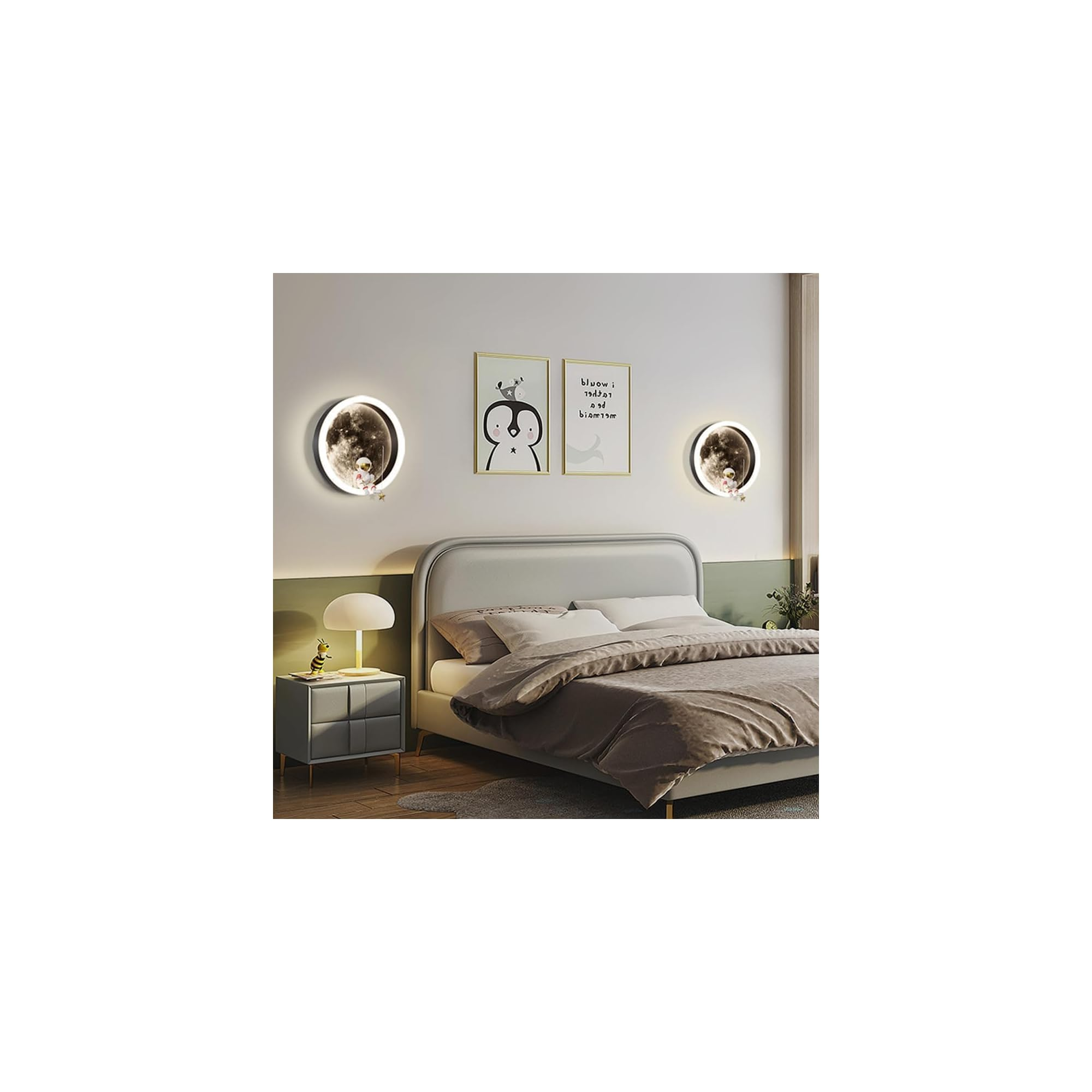 Ein Schlafzimmer mit Bett, Nachttisch, Lampe und Mondwandleuchten.
