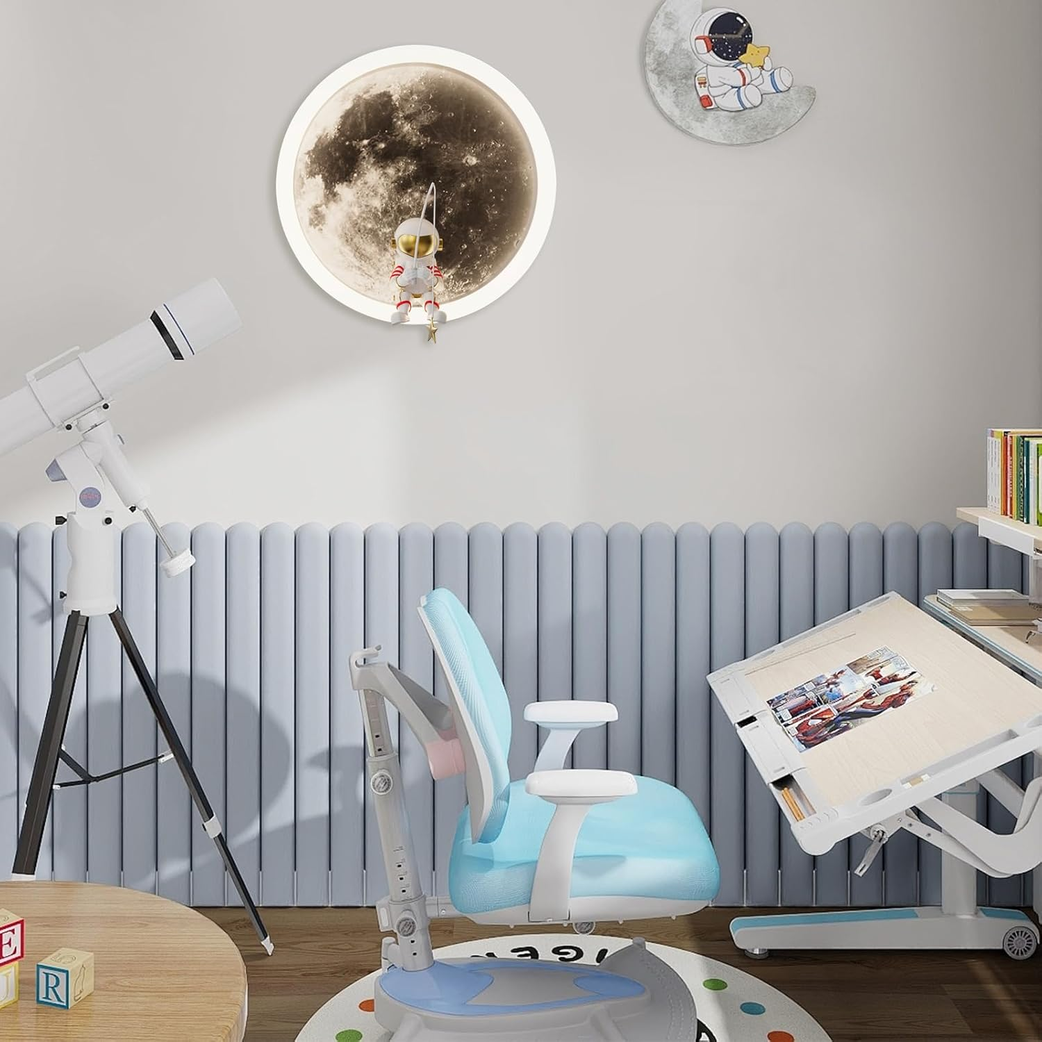 Ein Kinderzimmer mit Teleskop, verstellbarem Schreibtisch und Monddekor.