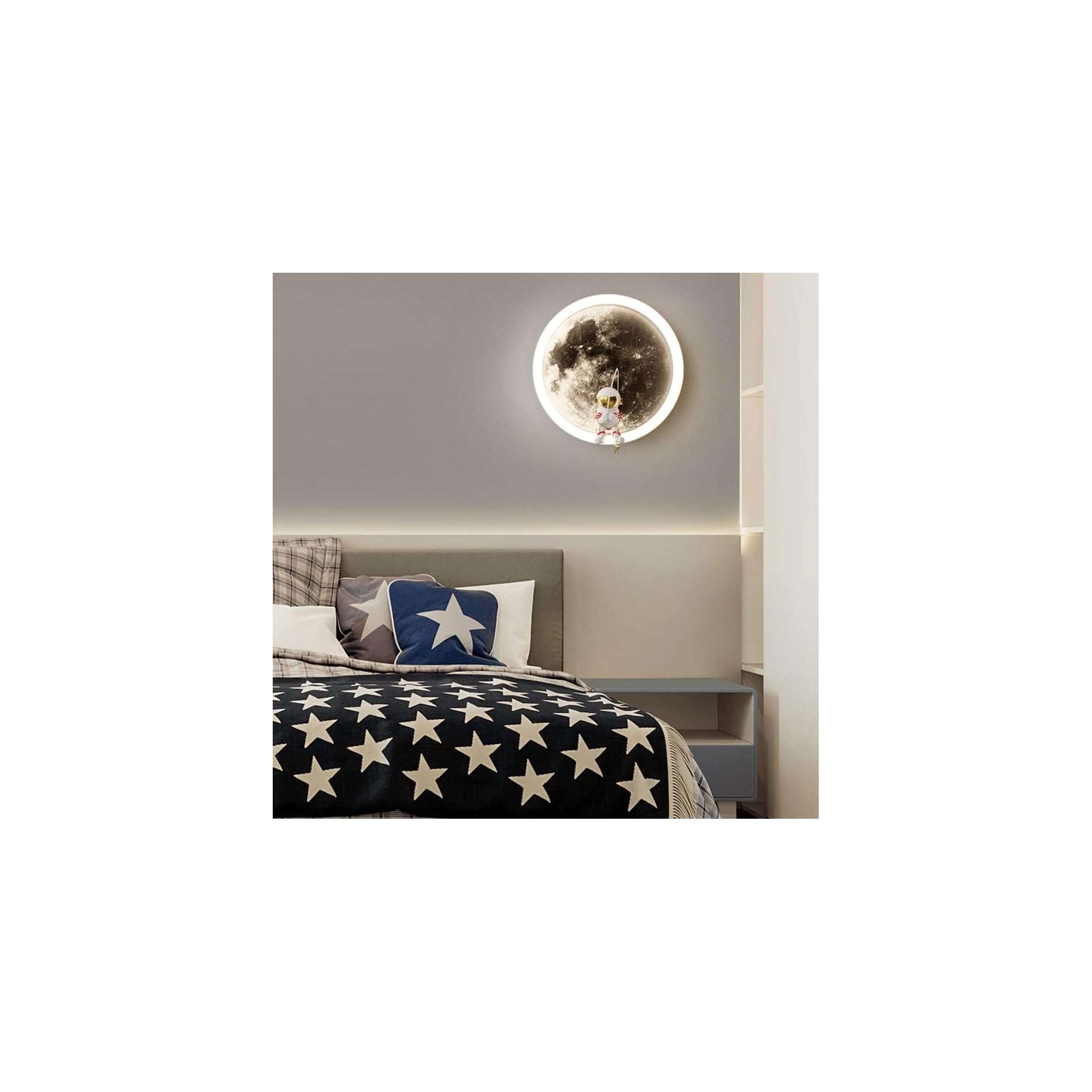 Ein modernes Schlafzimmer mit einem Bett mit schwarz-weißem Sternenmuster, blauem Sternenkissen und einer mondförmigen Wandleuchte.