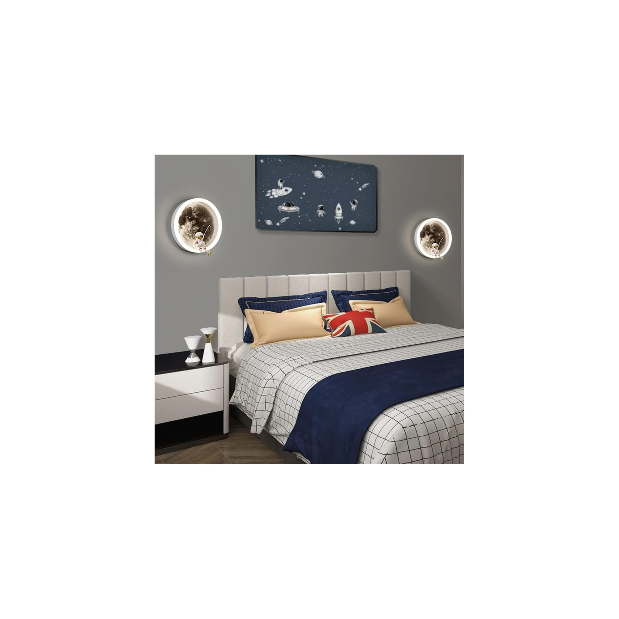Ein Schlafzimmer mit einem Bett, Nachtschrank und Weltraum-Dekor.