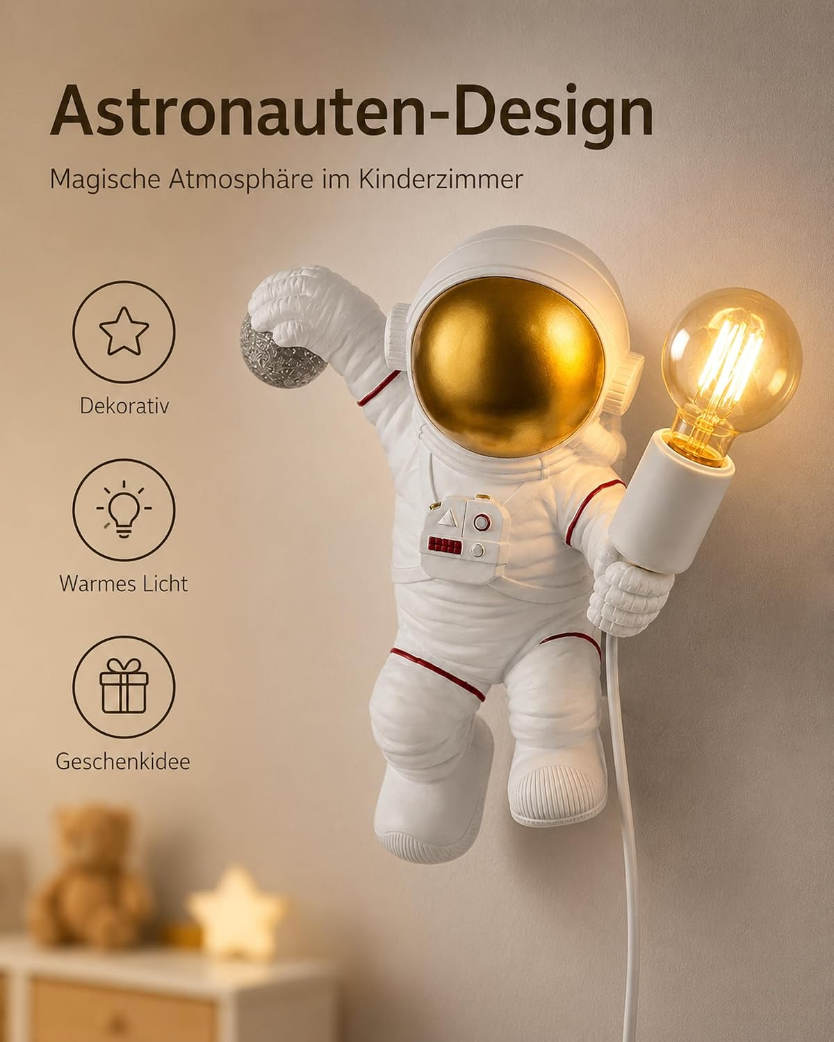 Ein Astronaut mit goldenem Helm hält eine Glühbirne. Dekoration für Kinderzimmer.