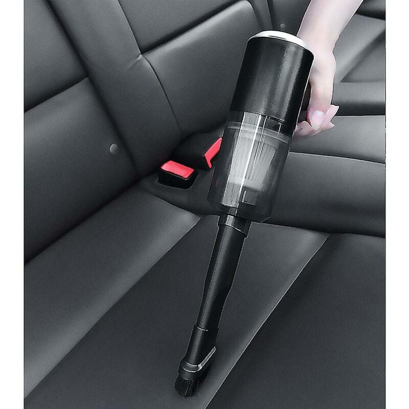 Schwarzer Handstaubsauger auf Ledersitzen im Auto, mit rotem Gurt.