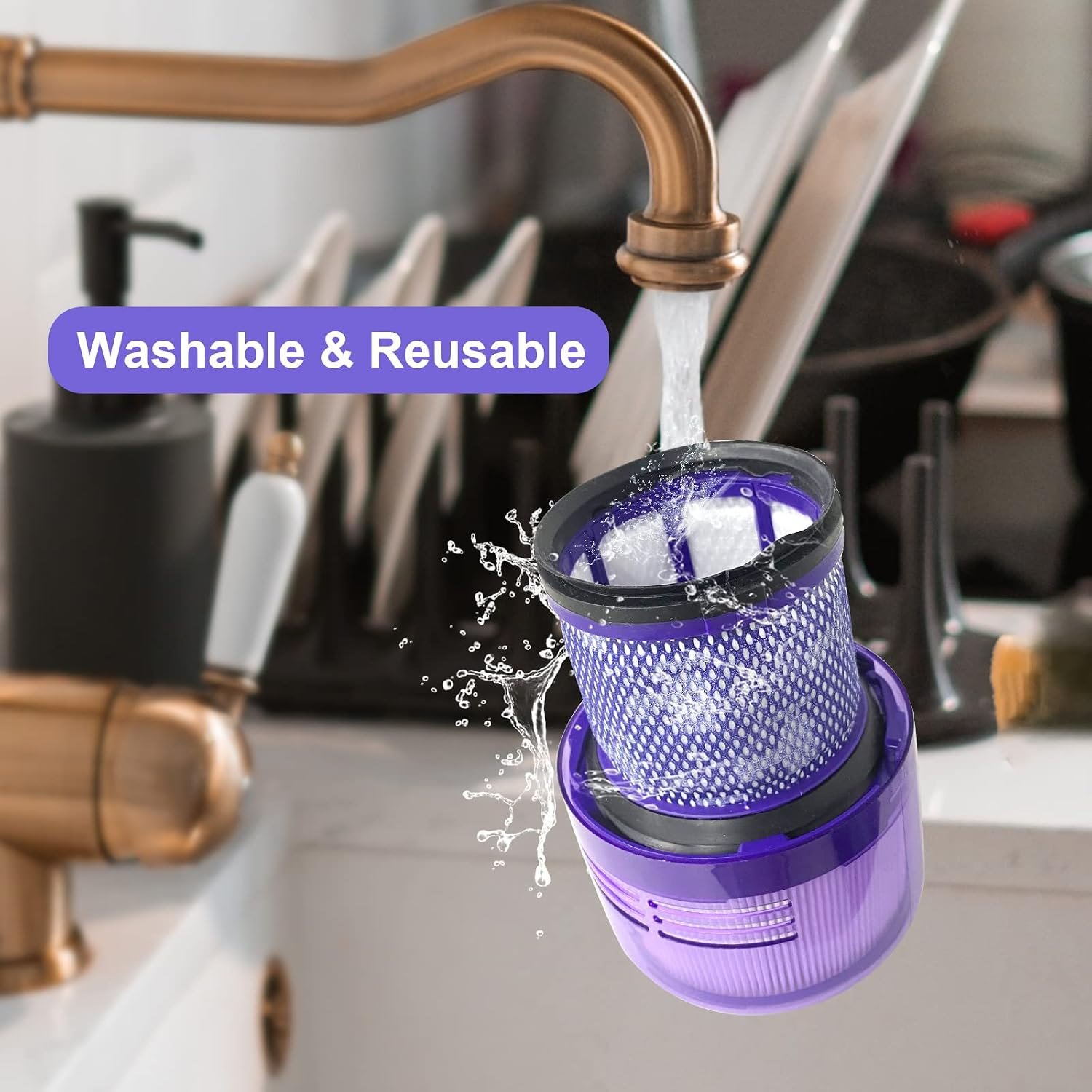 Ein violetter Staubsaugerfilter wird unter fließendem Wasser in einer Spüle gereinigt.