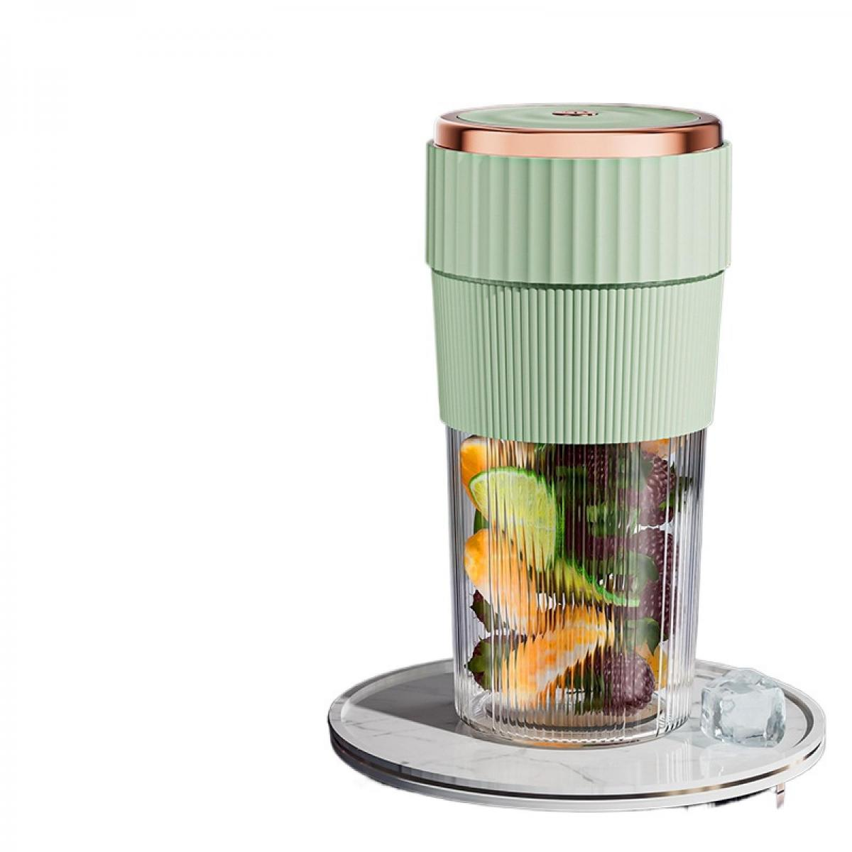 Ein grüner Mixer mit Früchten wie Orangen und Beeren auf einem Marmorsockel mit Eiswürfel.