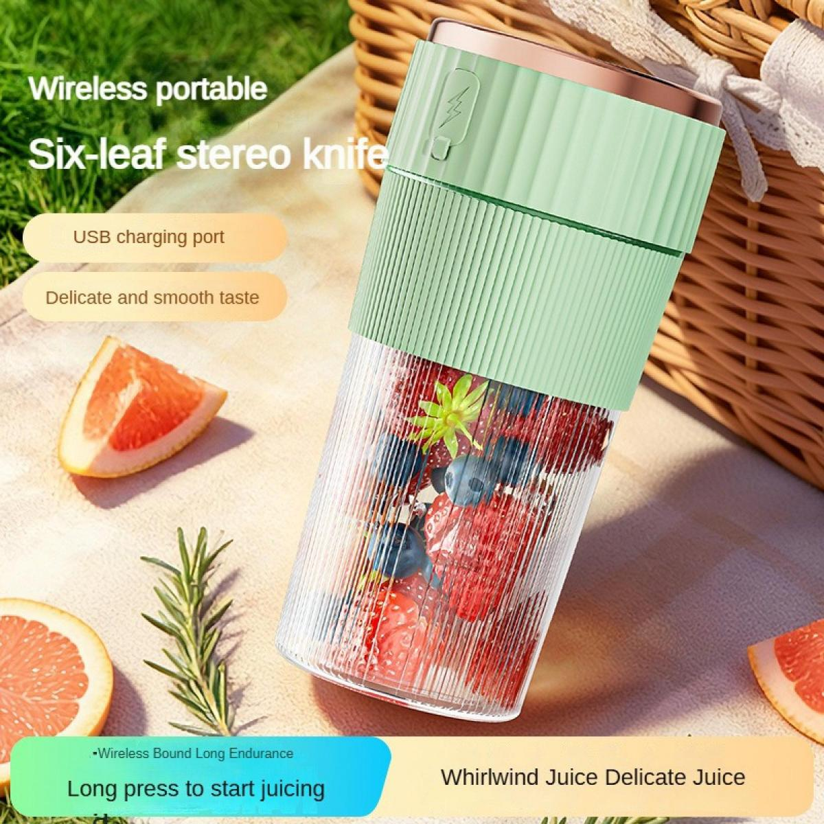 Ein tragbarer Mixer mit Beeren und Zitrusfrüchten, ideal für unterwegs.