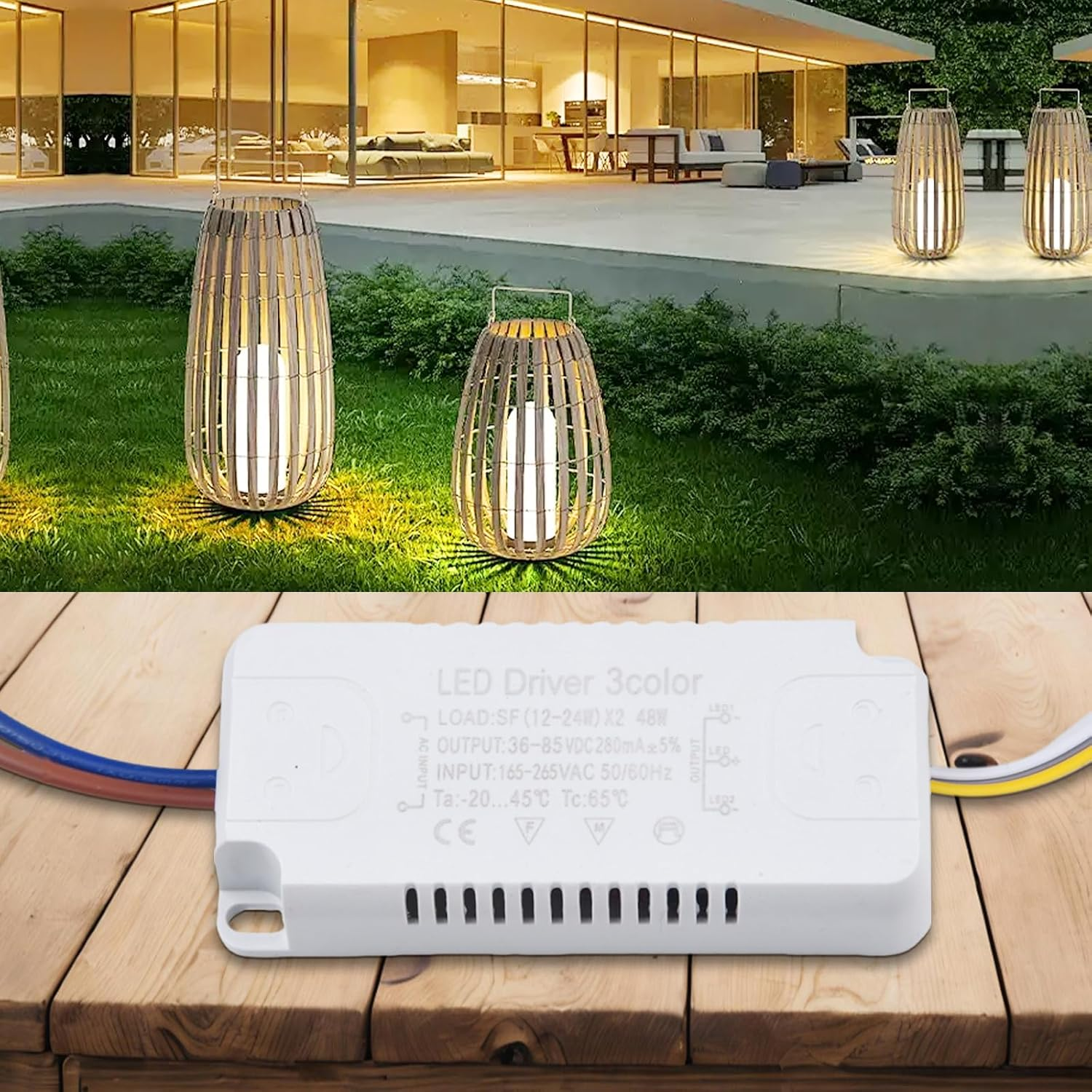 Ein weißer LED-Treiber mit Kabeln auf einer Holzoberfläche, darüber sind Außenlampen in einem Garten mit modernem Haus.