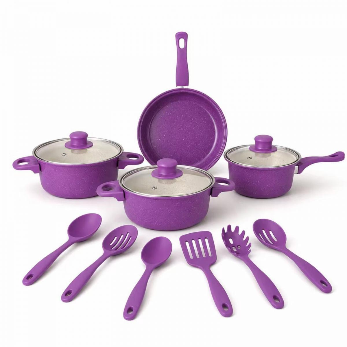 Ein violetter Kochgeschirr-Set mit Töpfen, einer Pfanne und Utensilien.