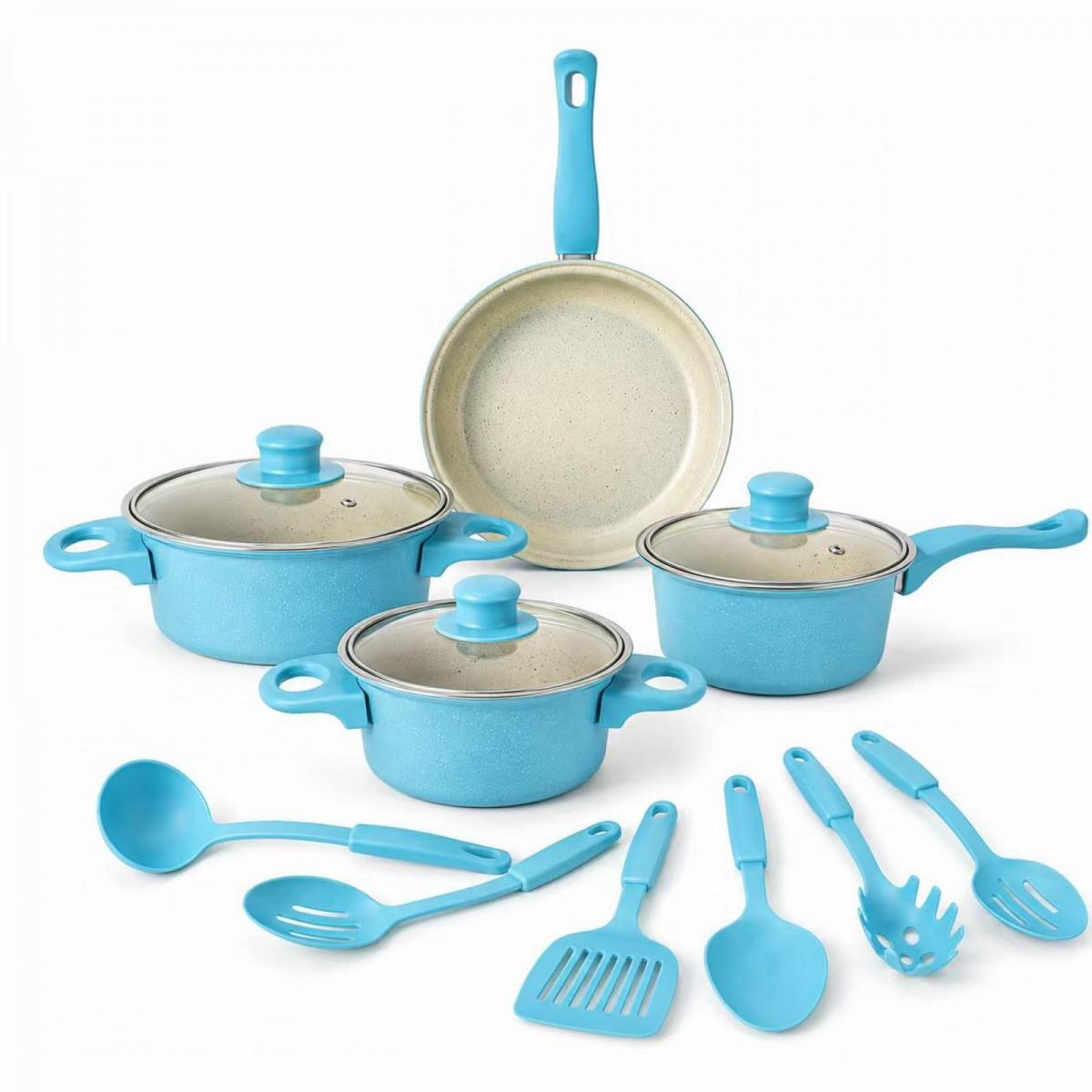 Ein komplettes Set türkisfarbenes Kochgeschirr mit gesprenkelter Innenseite, bestehend aus Töpfen, Pfannen und verschiedenen Utensilien, auf weißem Hintergrund.