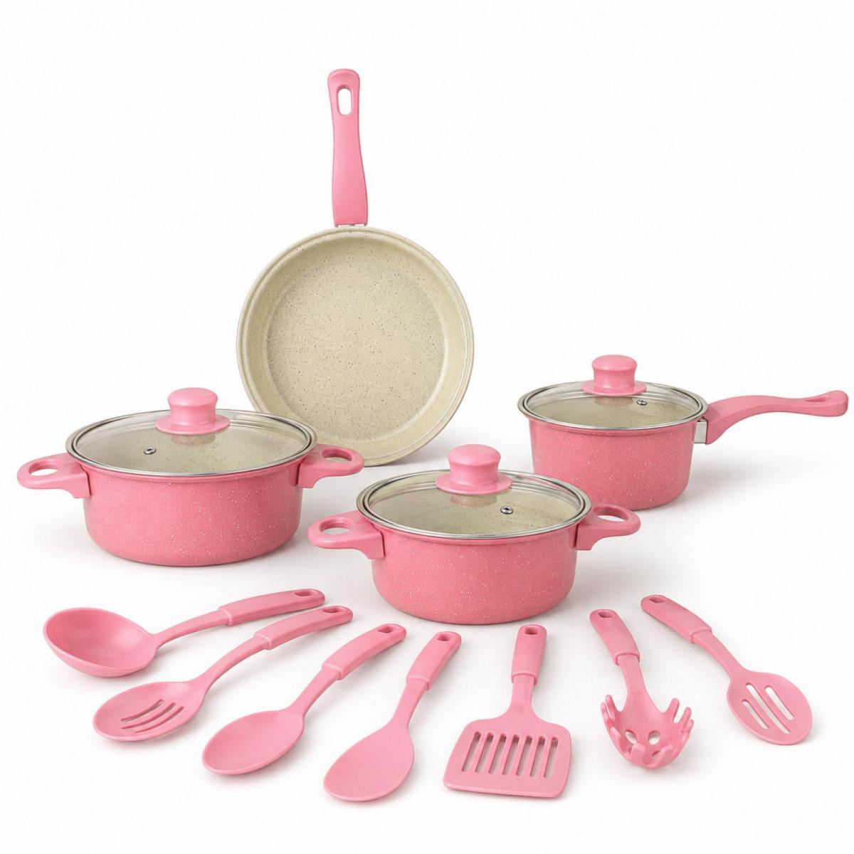 Ein komplettes rosa Küchenset mit Töpfen, Pfannen und verschiedenen Kochutensilien, präsentiert auf weißem Hintergrund.