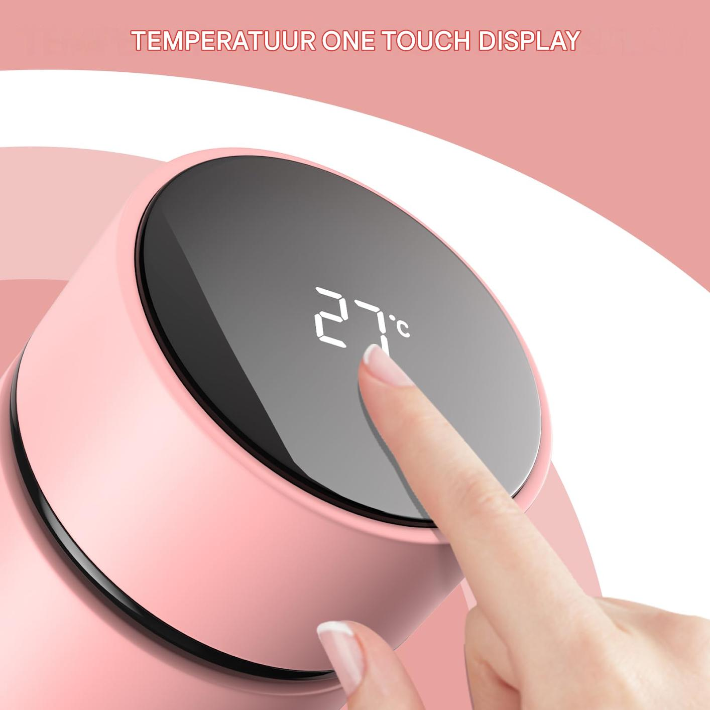 Eine Hand berührt das rosafarbene Display einer Thermoskanne mit 27°C.